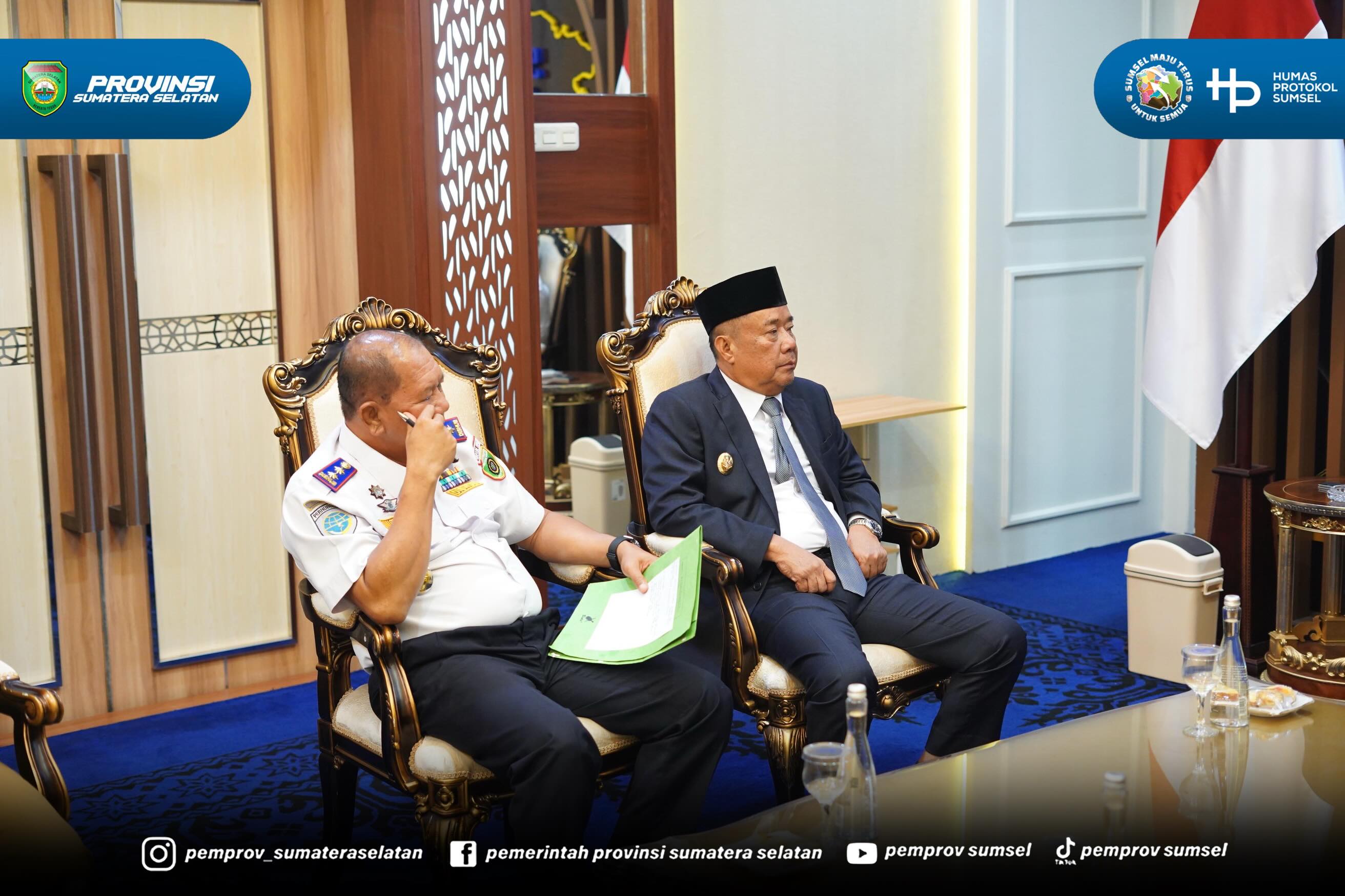 PALEMBANG – Gubernur Sumatera Selatan (Sumsel) Dr. H. Herman Deru didampingi Wakil Gubernur Sumsel H. Cik Ujang menerima kunjungan Komandan Lanud Sri Mulyono Herlambang (SMH) Palembang, Kolonel Pnb. Zulfikri Arif Purba, S.Sos., M.S. (NSSS), dalam...