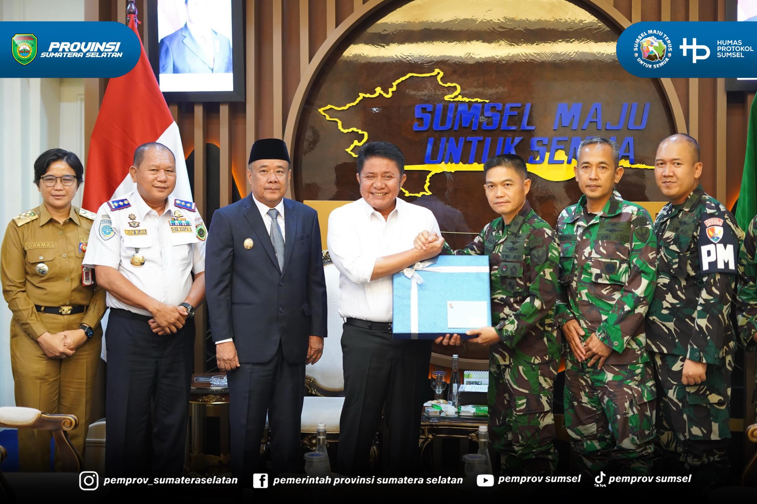 PALEMBANG – Gubernur Sumatera Selatan (Sumsel) Dr. H. Herman Deru didampingi Wakil Gubernur Sumsel H. Cik Ujang menerima kunjungan Komandan Lanud Sri Mulyono Herlambang (SMH) Palembang, Kolonel Pnb. Zulfikri Arif Purba, S.Sos., M.S. (NSSS), dalam...
