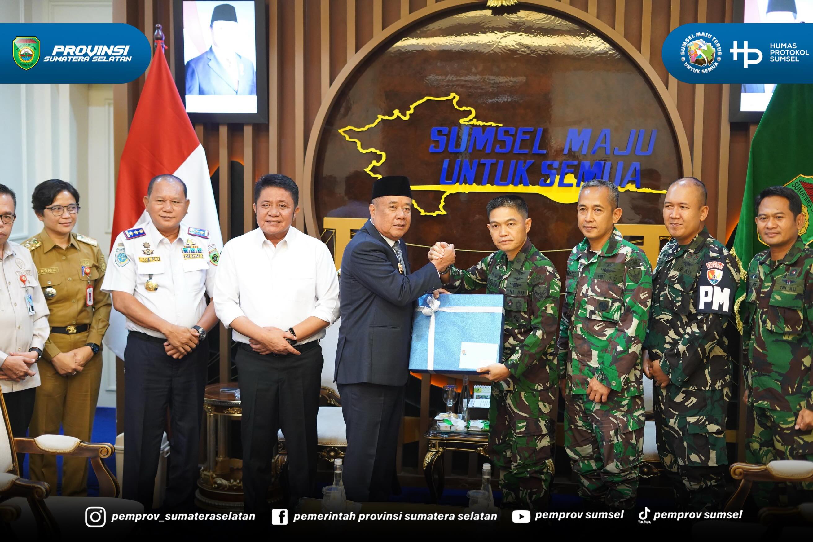 PALEMBANG – Gubernur Sumatera Selatan (Sumsel) Dr. H. Herman Deru didampingi Wakil Gubernur Sumsel H. Cik Ujang menerima kunjungan Komandan Lanud Sri Mulyono Herlambang (SMH) Palembang, Kolonel Pnb. Zulfikri Arif Purba, S.Sos., M.S. (NSSS), dalam...