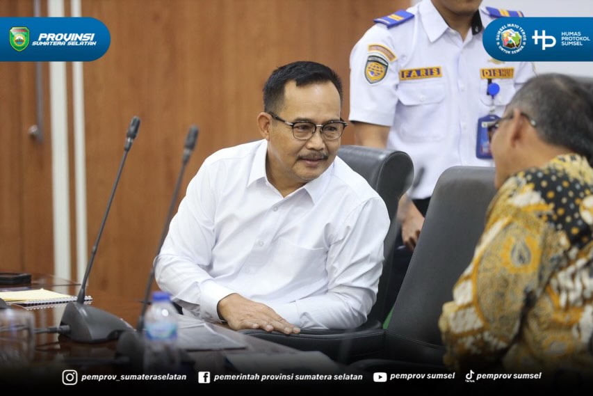 Palembang - Gubernur Sumsel Herman Deru membuka rapat koordinasi pembangunan jalan khusus pertambangan di wilayah kabupaten Musi Banyuasin (Muba) dan kabupaten Musi Rawas Utara (Muratara), di ruang rapat Gubernur, Senin (08/06/26).