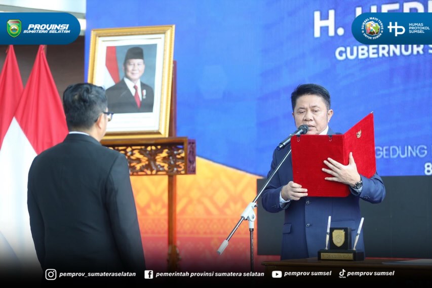 Palembang – Gubernur Sumatera Selatan (Sumsel) Dr. H. Herman Deru meresmikan Muhamad Suryadi sebagai Direktur Utama PT Bank Pembangunan Daerah (BPD) Bank Sumsel Babel (BSB) di Kantor Pusat Bank Sumsel Babel Jakabaring, Palembang, Senin (8/6/2026)...
