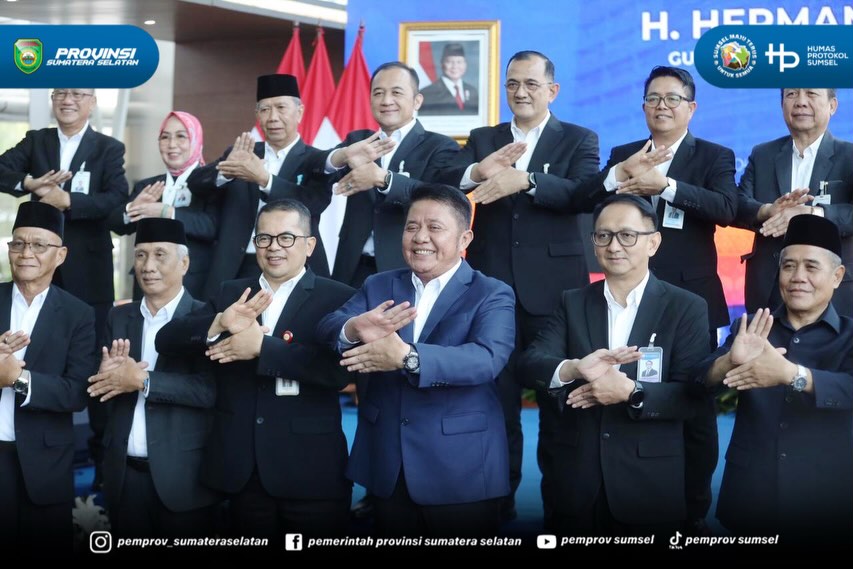 Palembang – Gubernur Sumatera Selatan (Sumsel) Dr. H. Herman Deru meresmikan Muhamad Suryadi sebagai Direktur Utama PT Bank Pembangunan Daerah (BPD) Bank Sumsel Babel (BSB) di Kantor Pusat Bank Sumsel Babel Jakabaring, Palembang, Senin (8/6/2026)...