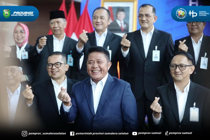 Palembang – Gubernur Sumatera Selatan (Sumsel) Dr. H. Herman Deru meresmikan Muhamad Suryadi sebagai Direktur Utama PT Bank Pembangunan Daerah (BPD) Bank Sumsel Babel (BSB) di Kantor Pusat Bank Sumsel Babel Jakabaring, Palembang, Senin (8/6/2026)...