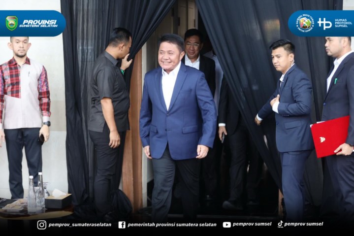 Palembang – Gubernur Sumatera Selatan (Sumsel) Dr. H. Herman Deru meresmikan Muhamad Suryadi sebagai Direktur Utama PT Bank Pembangunan Daerah (BPD) Bank Sumsel Babel (BSB) di Kantor Pusat Bank Sumsel Babel Jakabaring, Palembang, Senin (8/6/2026)...
