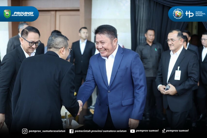 Palembang – Gubernur Sumatera Selatan (Sumsel) Dr. H. Herman Deru meresmikan Muhamad Suryadi sebagai Direktur Utama PT Bank Pembangunan Daerah (BPD) Bank Sumsel Babel (BSB) di Kantor Pusat Bank Sumsel Babel Jakabaring, Palembang, Senin (8/6/2026)...