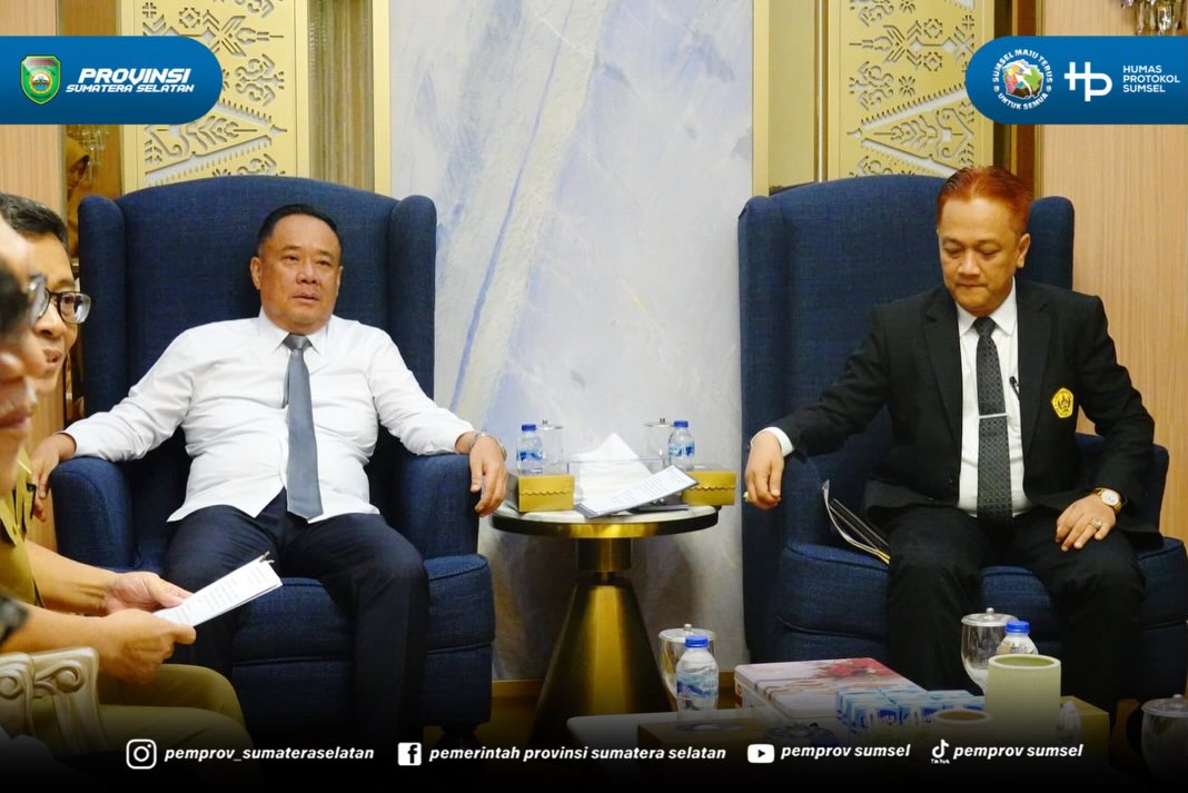 Palembang – Wakil Gubernur Sumatera Selatan (Sumsel) H. Cik Ujang menerima mahasiswa Program Doktor (S3) Ilmu Hukum Universitas Borobudur yang tengah melakukan penelitian / wawancara disertasi terkait sistem pemilihan kepala daerah, di Ruang Tamu...