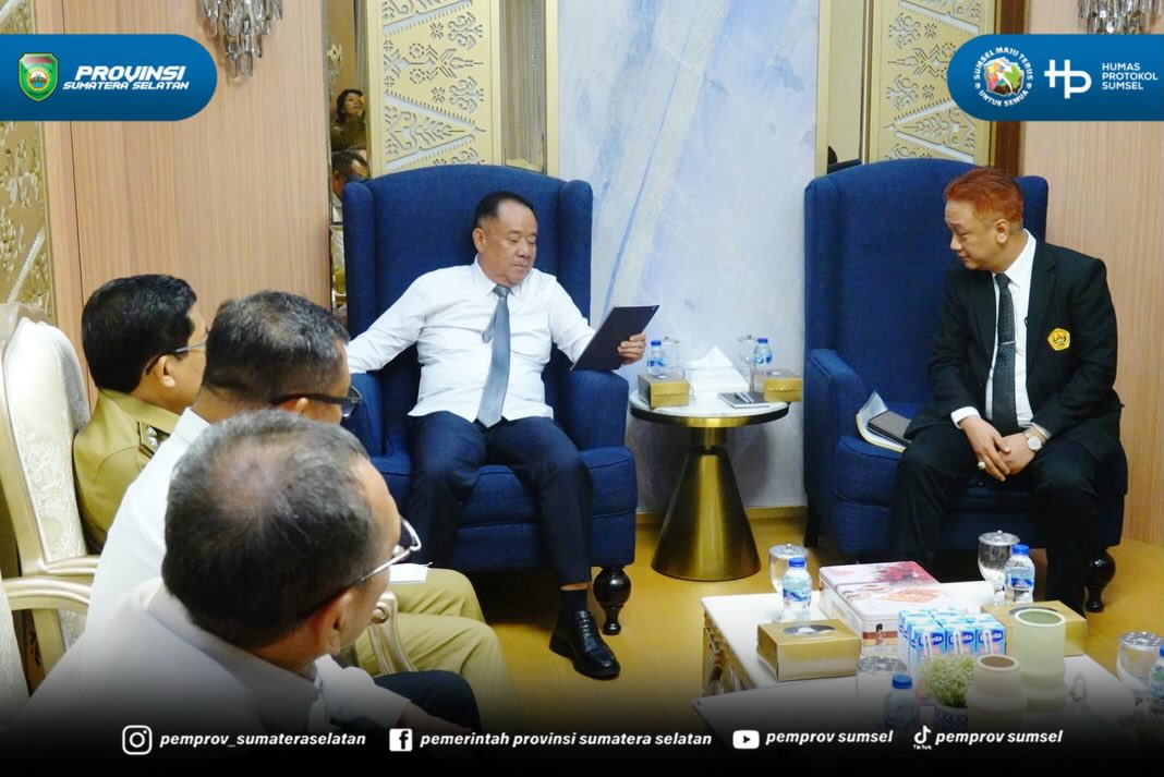 Palembang – Wakil Gubernur Sumatera Selatan (Sumsel) H. Cik Ujang menerima mahasiswa Program Doktor (S3) Ilmu Hukum Universitas Borobudur yang tengah melakukan penelitian / wawancara disertasi terkait sistem pemilihan kepala daerah, di Ruang Tamu...