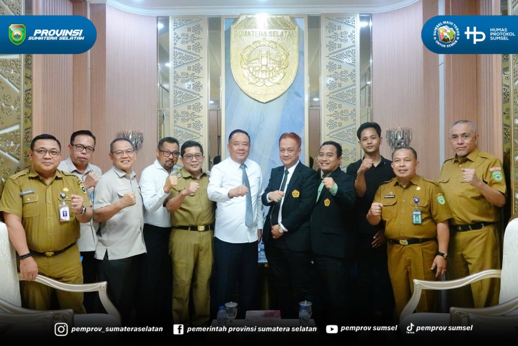 Palembang – Wakil Gubernur Sumatera Selatan (Sumsel) H. Cik Ujang menerima mahasiswa Program Doktor (S3) Ilmu Hukum Universitas Borobudur yang tengah melakukan penelitian / wawancara disertasi terkait sistem pemilihan kepala daerah, di Ruang Tamu...