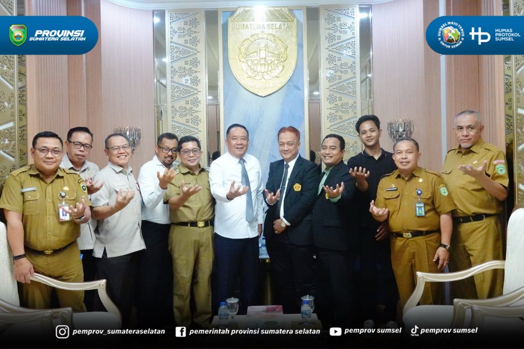 Palembang – Wakil Gubernur Sumatera Selatan (Sumsel) H. Cik Ujang menerima mahasiswa Program Doktor (S3) Ilmu Hukum Universitas Borobudur yang tengah melakukan penelitian / wawancara disertasi terkait sistem pemilihan kepala daerah, di Ruang Tamu...