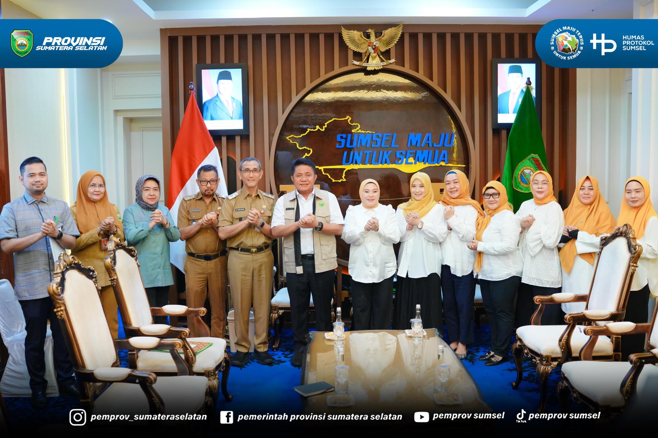 Palembang - Gubernur Sumatera Selatan Herman Deru menerima audiensi Ketua Badan Kerjasama Organisasi Wanita (BKOW) Sumsel Lidyawati Cik Ujang bersama jajaran pengurus BKOW Sumsel di Ruang Tamu Gubernur, Selasa (09/06/26) pagi. Turut hadir mendampi...