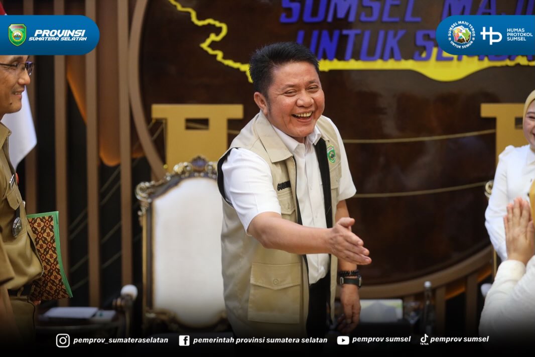 Palembang - Gubernur Sumatera Selatan Herman Deru menerima audiensi Ketua Badan Kerjasama Organisasi Wanita (BKOW) Sumsel Lidyawati Cik Ujang bersama jajaran pengurus BKOW Sumsel di Ruang Tamu Gubernur, Selasa (09/06/26) pagi. Turut hadir mendampi...