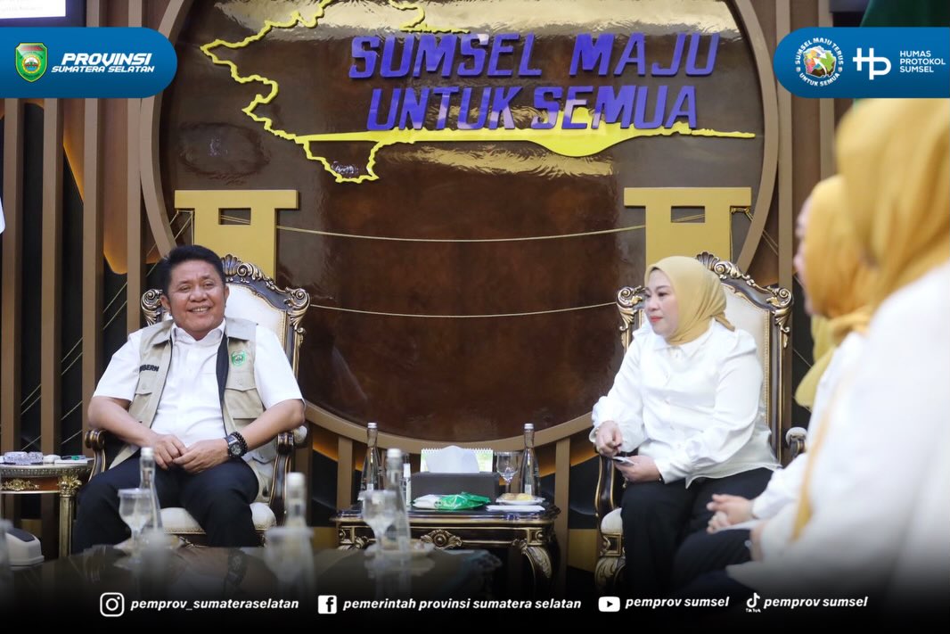 Palembang - Gubernur Sumatera Selatan Herman Deru menerima audiensi Ketua Badan Kerjasama Organisasi Wanita (BKOW) Sumsel Lidyawati Cik Ujang bersama jajaran pengurus BKOW Sumsel di Ruang Tamu Gubernur, Selasa (09/06/26) pagi. Turut hadir mendampi...