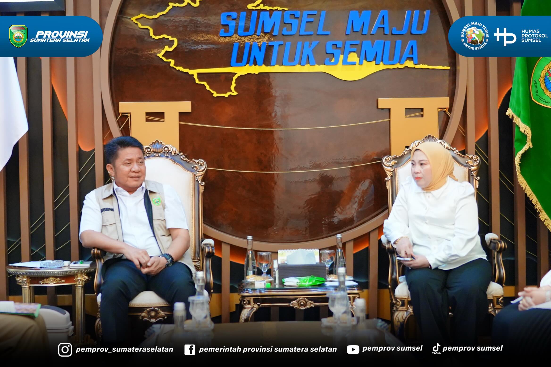Palembang - Gubernur Sumatera Selatan Herman Deru menerima audiensi Ketua Badan Kerjasama Organisasi Wanita (BKOW) Sumsel Lidyawati Cik Ujang bersama jajaran pengurus BKOW Sumsel di Ruang Tamu Gubernur, Selasa (09/06/26) pagi. Turut hadir mendampi...