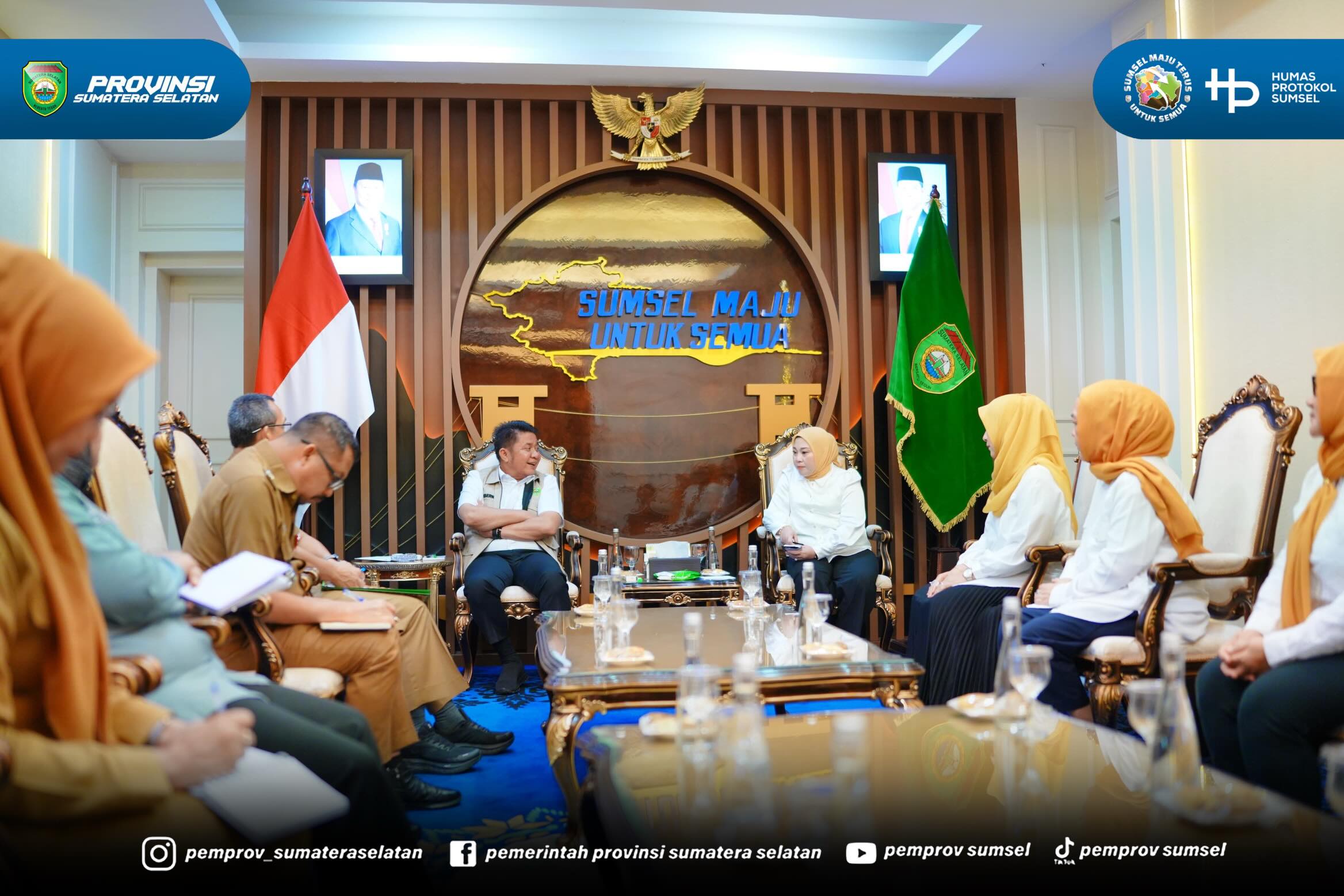 Palembang - Gubernur Sumatera Selatan Herman Deru menerima audiensi Ketua Badan Kerjasama Organisasi Wanita (BKOW) Sumsel Lidyawati Cik Ujang bersama jajaran pengurus BKOW Sumsel di Ruang Tamu Gubernur, Selasa (09/06/26) pagi. Turut hadir mendampi...