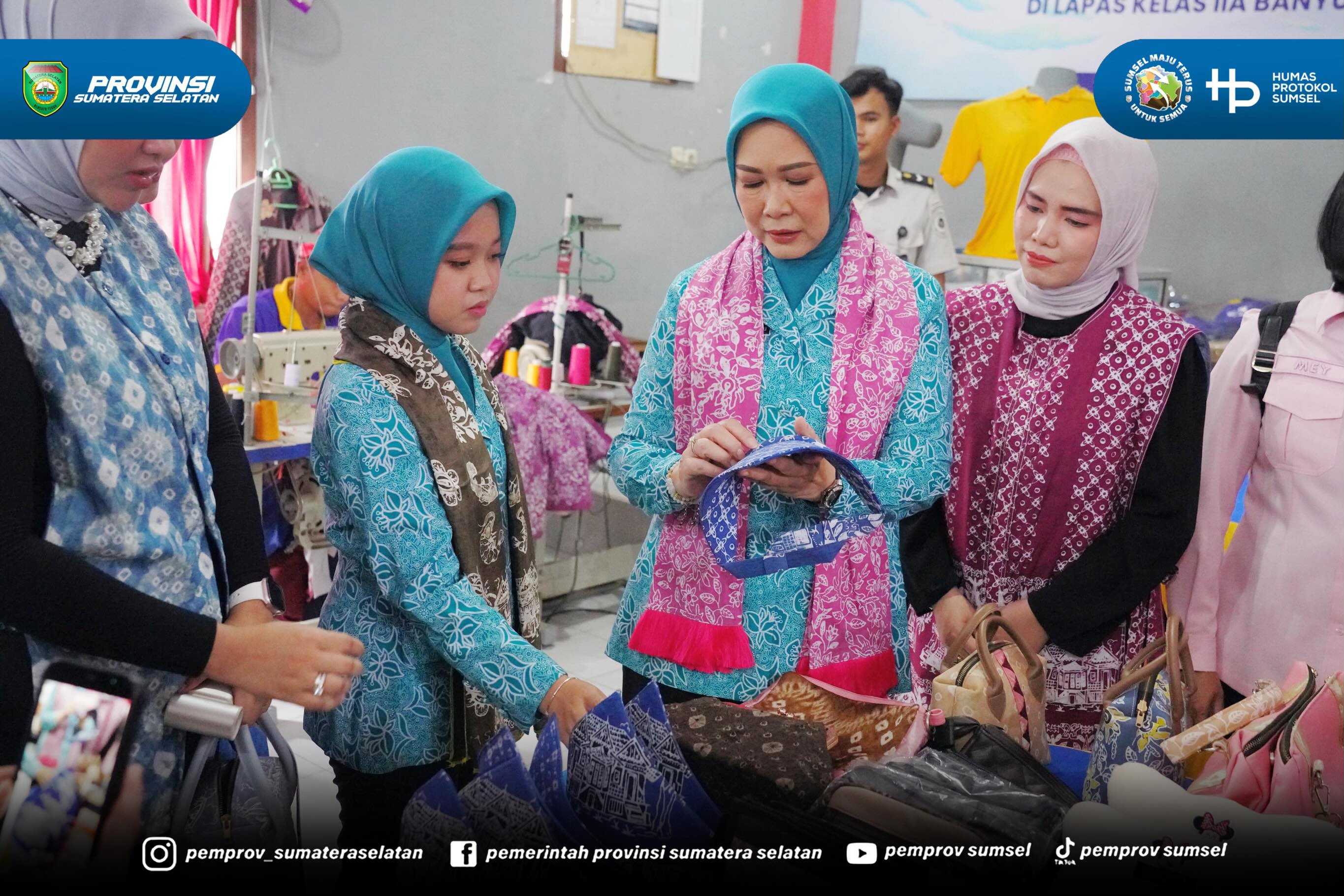 Banyuasin – Di balik tembok Lembaga Pemasyarakatan (Lapas) Kelas IIA Banyuasin, tersimpan kisah pembinaan yang penuh harapan. Pada Rabu (10/6/2026) siang, Ketua Tim Penggerak PKK Provinsi Sumatera Selatan (Sumsel), Febrita lustia Herman Deru, hadi...