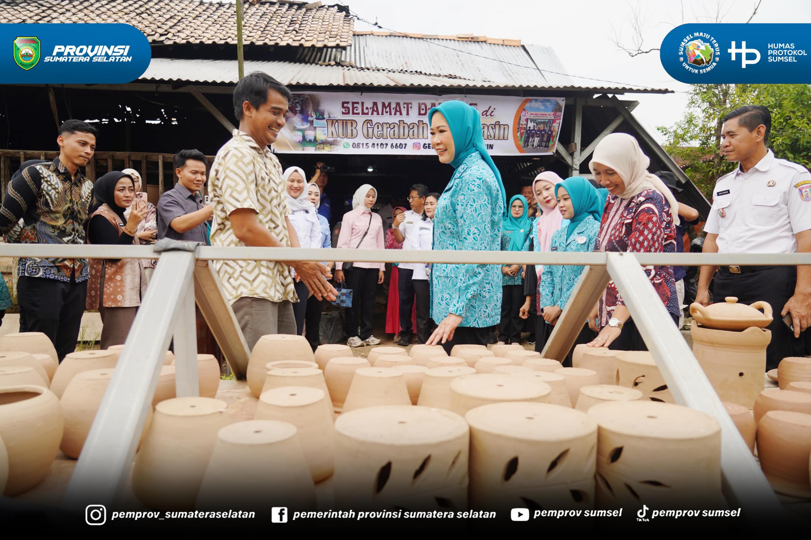 Banyuasin – Ketua TP PKK Sumatera Selatan (Sumsel) Febrita lustia Herman Deru mengunjungi sentra gerabah di KM 14 Sukajadi, Banyuasin, Rabu (10/06/2026). Di tempat ini, tanah liat tidak sekadar dipijak, tetapi dihidupkan menjadi berbagai karya ber...