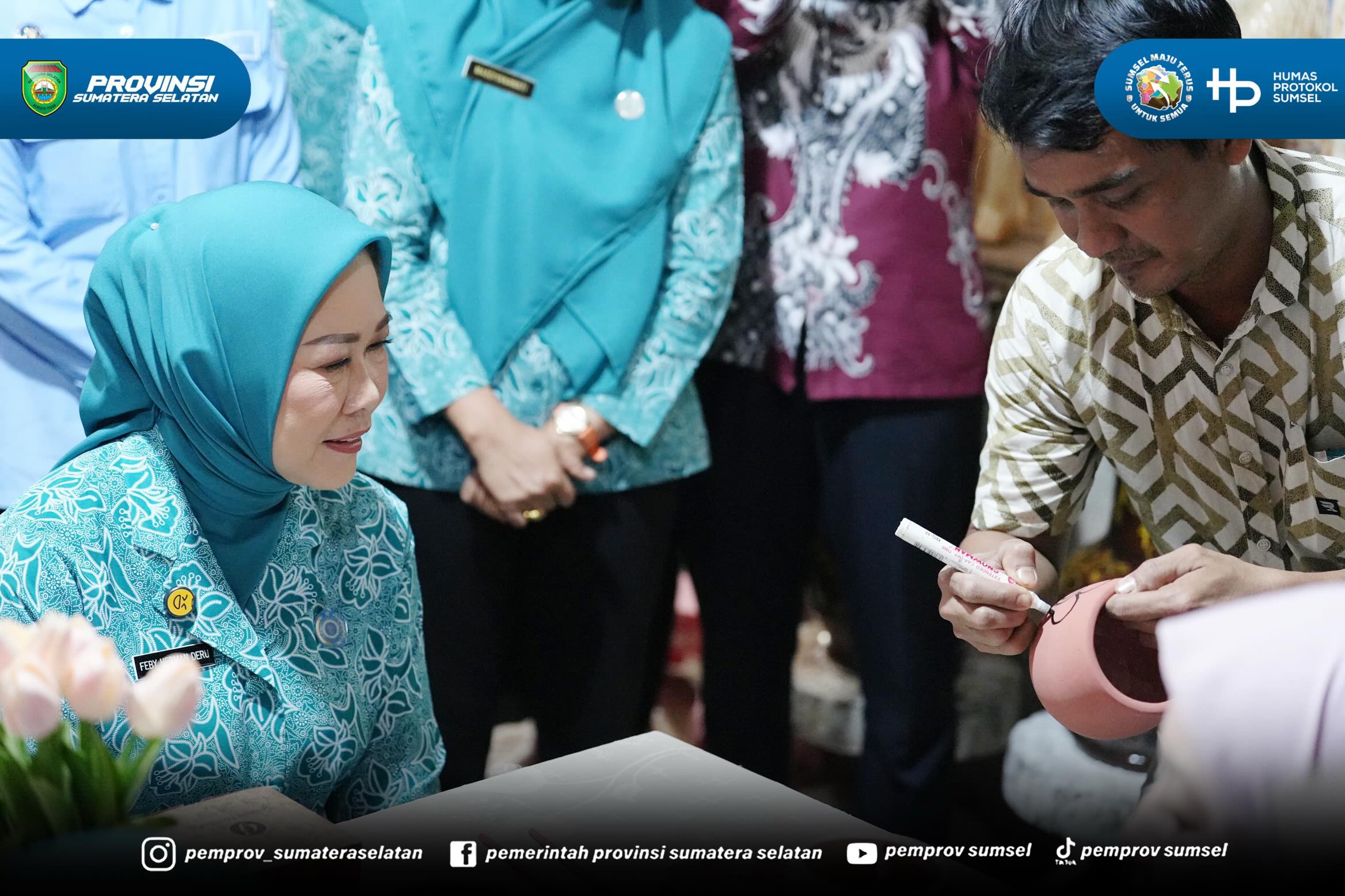 Banyuasin – Ketua TP PKK Sumatera Selatan (Sumsel) Febrita lustia Herman Deru mengunjungi sentra gerabah di KM 14 Sukajadi, Banyuasin, Rabu (10/06/2026). Di tempat ini, tanah liat tidak sekadar dipijak, tetapi dihidupkan menjadi berbagai karya ber...