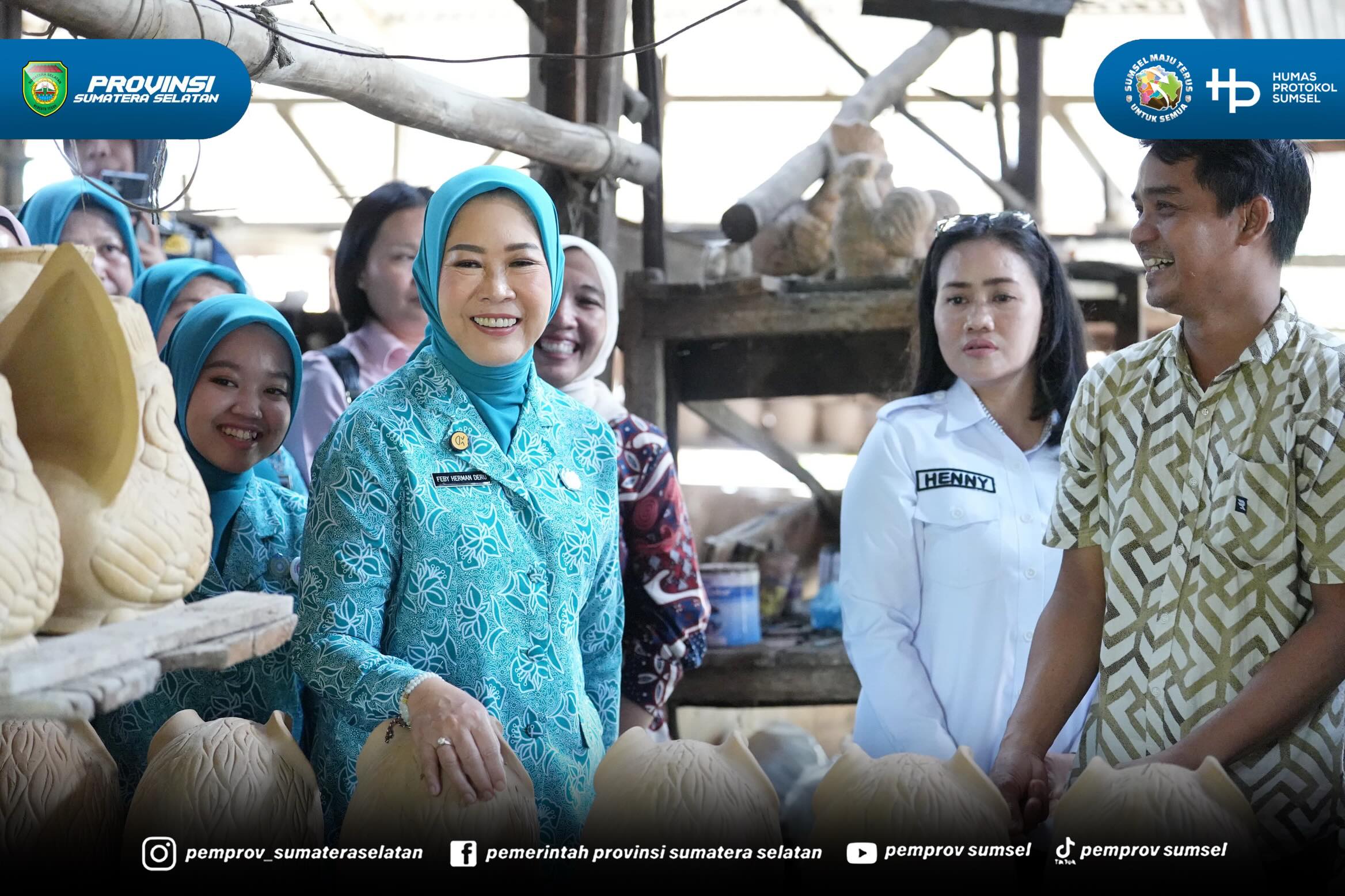 Banyuasin – Ketua TP PKK Sumatera Selatan (Sumsel) Febrita lustia Herman Deru mengunjungi sentra gerabah di KM 14 Sukajadi, Banyuasin, Rabu (10/06/2026). Di tempat ini, tanah liat tidak sekadar dipijak, tetapi dihidupkan menjadi berbagai karya ber...