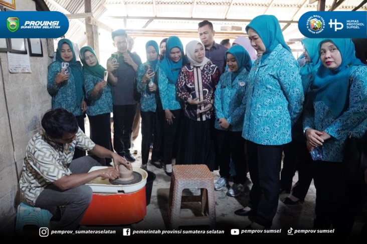 Banyuasin – Ketua TP PKK Sumatera Selatan (Sumsel) Febrita lustia Herman Deru mengunjungi sentra gerabah di KM 14 Sukajadi, Banyuasin, Rabu (10/06/2026). Di tempat ini, tanah liat tidak sekadar dipijak, tetapi dihidupkan menjadi berbagai karya ber...