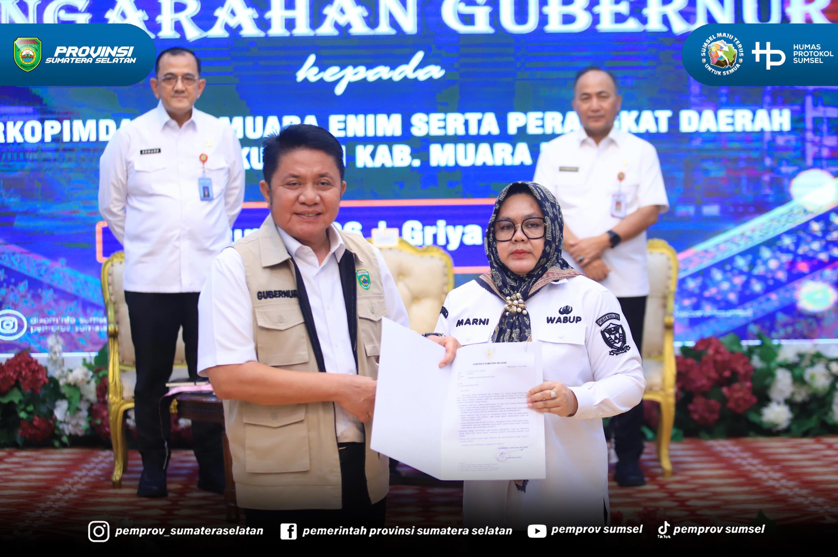 PALEMBANG – Gubernur Sumatera Selatan (Sumsel) Herman Deru menyerahkan Surat Pelaksana Tugas (Plt) Bupati Muara Enim kepada Wakil Bupati Muara Enim, Sumarni, sekaligus memberikan pengarahan kepada Forkopimda dan perangkat daerah di lingkungan Peme...