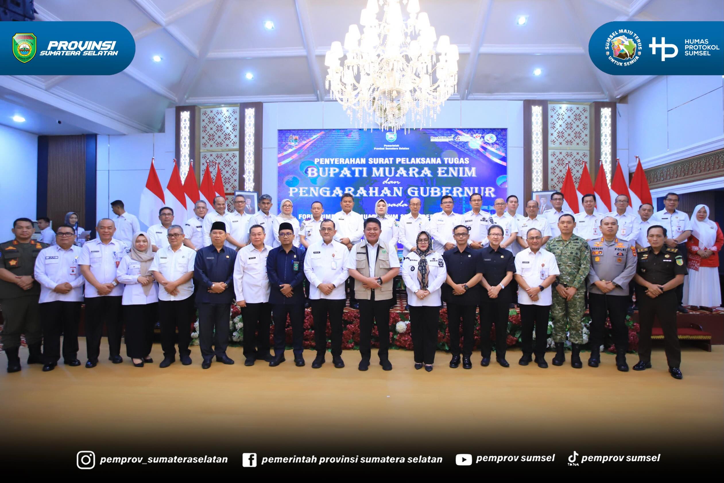 PALEMBANG – Gubernur Sumatera Selatan (Sumsel) Herman Deru menyerahkan Surat Pelaksana Tugas (Plt) Bupati Muara Enim kepada Wakil Bupati Muara Enim, Sumarni, sekaligus memberikan pengarahan kepada Forkopimda dan perangkat daerah di lingkungan Peme...