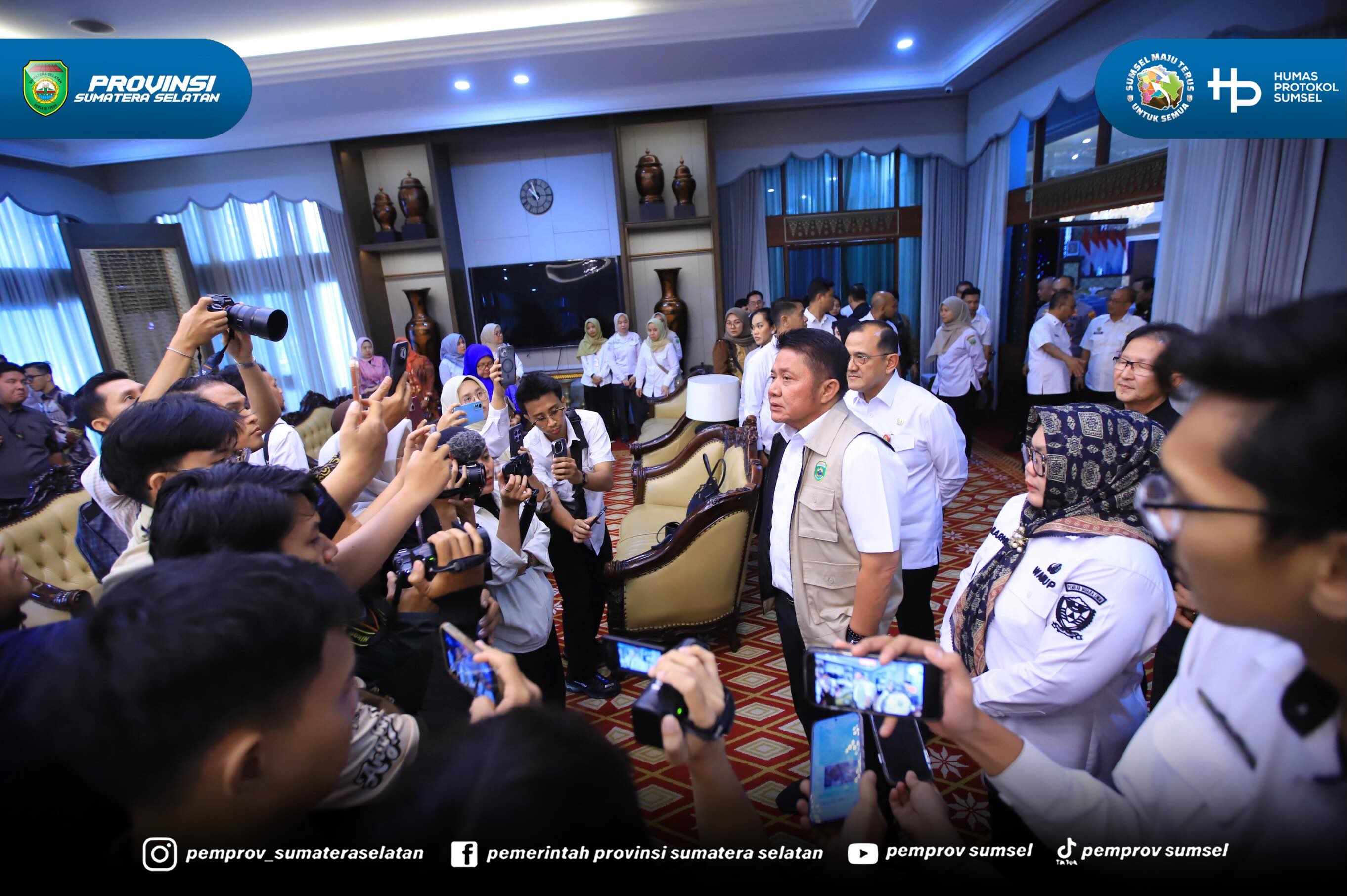 PALEMBANG – Gubernur Sumatera Selatan (Sumsel) Herman Deru menyerahkan Surat Pelaksana Tugas (Plt) Bupati Muara Enim kepada Wakil Bupati Muara Enim, Sumarni, sekaligus memberikan pengarahan kepada Forkopimda dan perangkat daerah di lingkungan Peme...