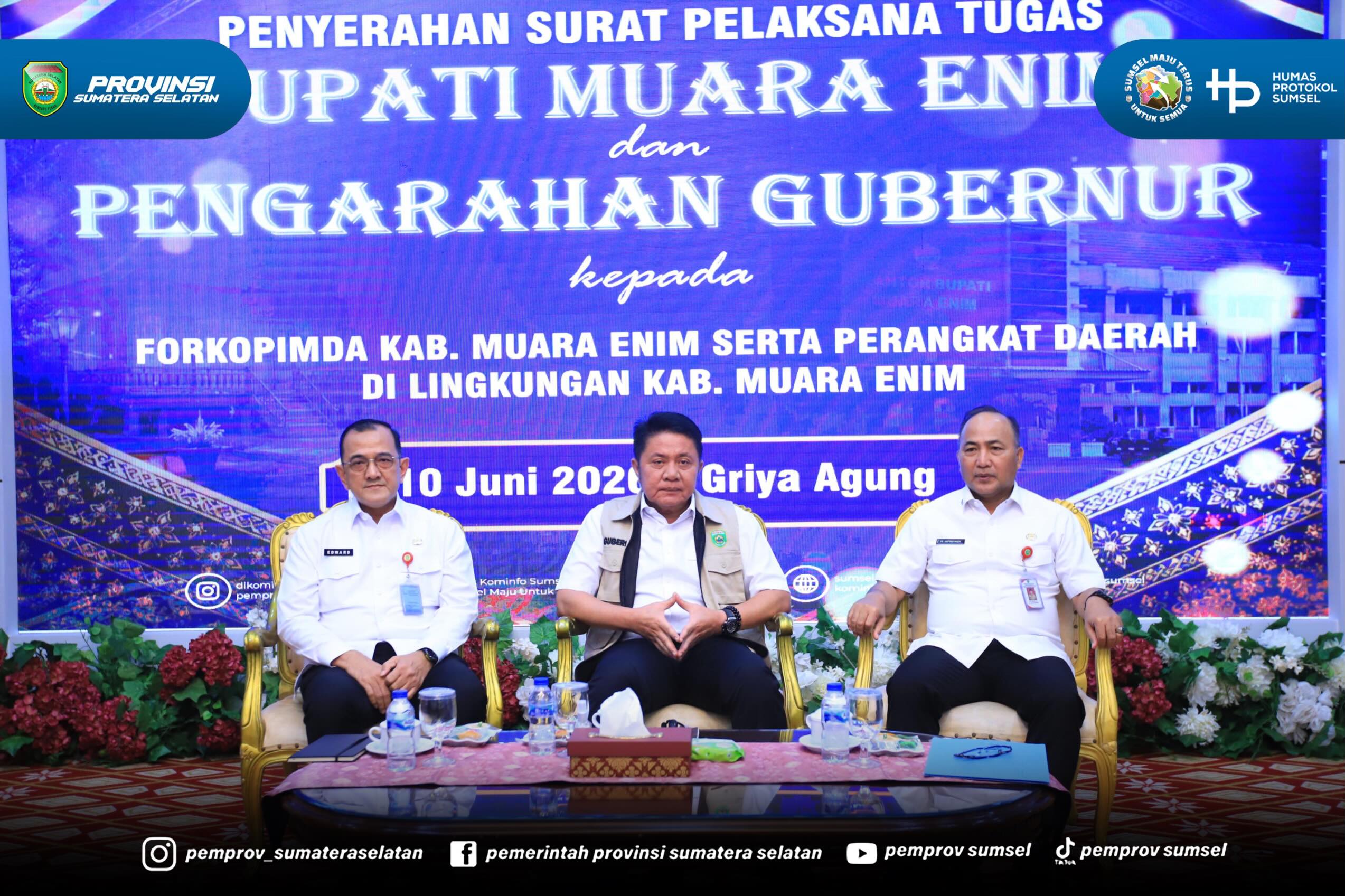 PALEMBANG – Gubernur Sumatera Selatan (Sumsel) Herman Deru menyerahkan Surat Pelaksana Tugas (Plt) Bupati Muara Enim kepada Wakil Bupati Muara Enim, Sumarni, sekaligus memberikan pengarahan kepada Forkopimda dan perangkat daerah di lingkungan Peme...