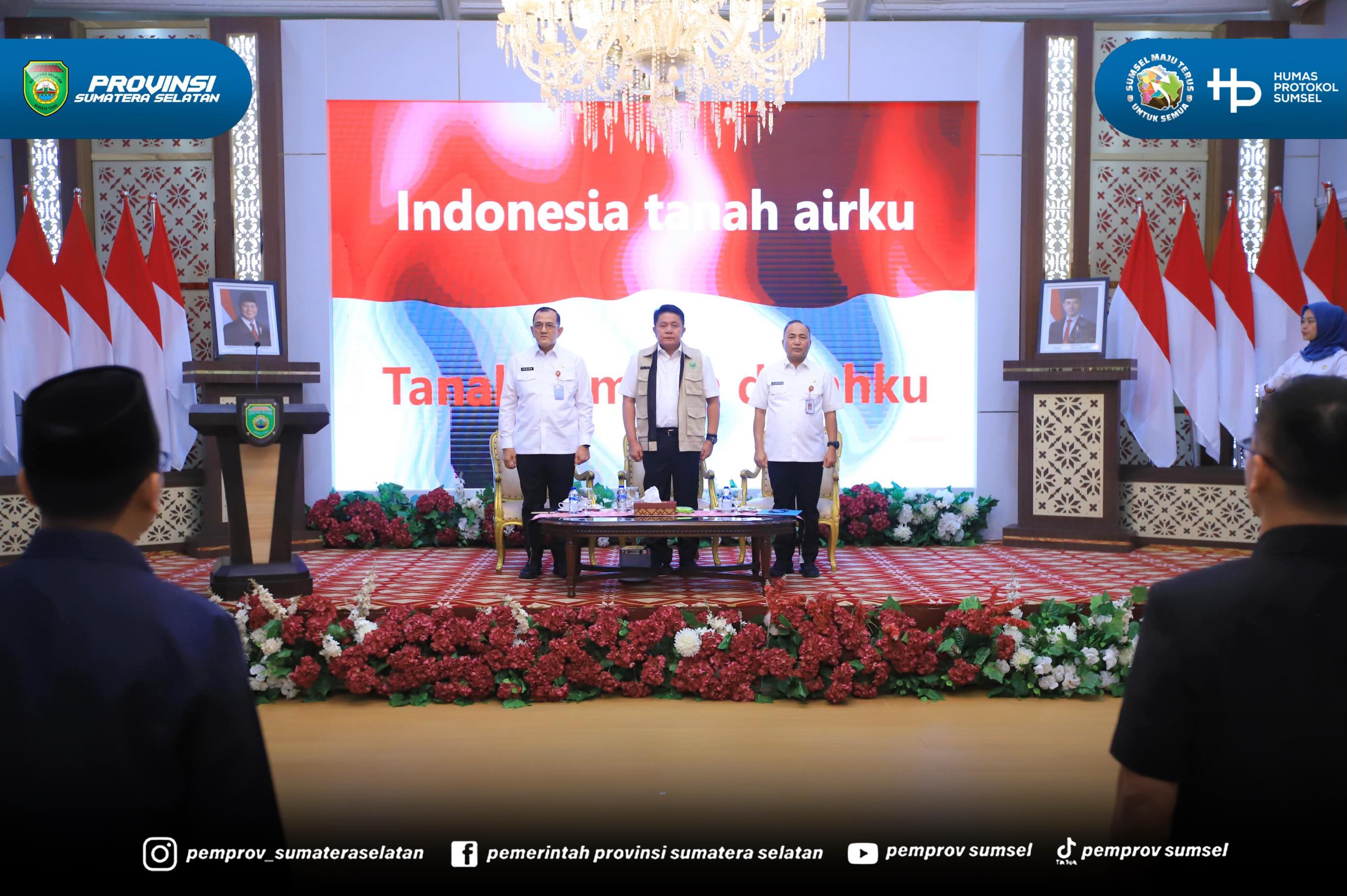 PALEMBANG – Gubernur Sumatera Selatan (Sumsel) Herman Deru menyerahkan Surat Pelaksana Tugas (Plt) Bupati Muara Enim kepada Wakil Bupati Muara Enim, Sumarni, sekaligus memberikan pengarahan kepada Forkopimda dan perangkat daerah di lingkungan Peme...