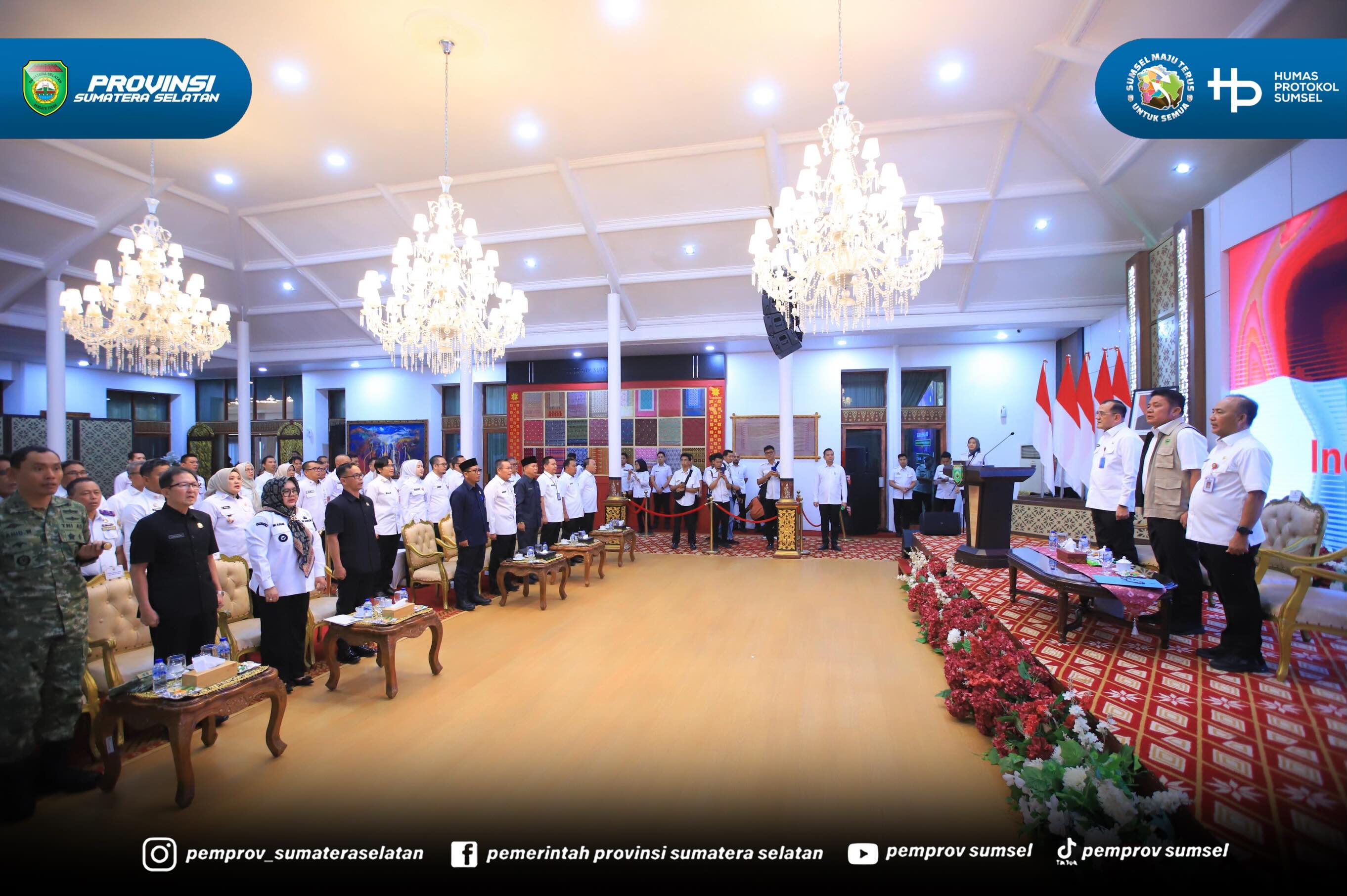 PALEMBANG – Gubernur Sumatera Selatan (Sumsel) Herman Deru menyerahkan Surat Pelaksana Tugas (Plt) Bupati Muara Enim kepada Wakil Bupati Muara Enim, Sumarni, sekaligus memberikan pengarahan kepada Forkopimda dan perangkat daerah di lingkungan Peme...