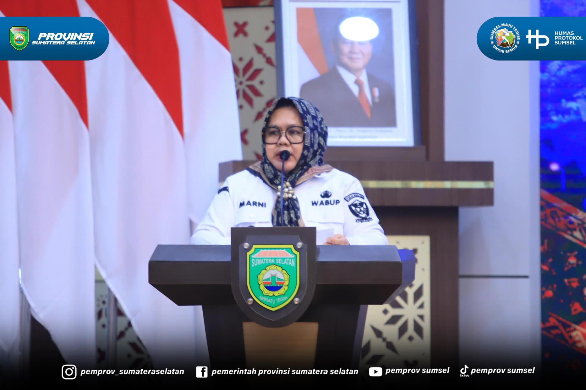 PALEMBANG – Gubernur Sumatera Selatan (Sumsel) Herman Deru menyerahkan Surat Pelaksana Tugas (Plt) Bupati Muara Enim kepada Wakil Bupati Muara Enim, Sumarni, sekaligus memberikan pengarahan kepada Forkopimda dan perangkat daerah di lingkungan Peme...