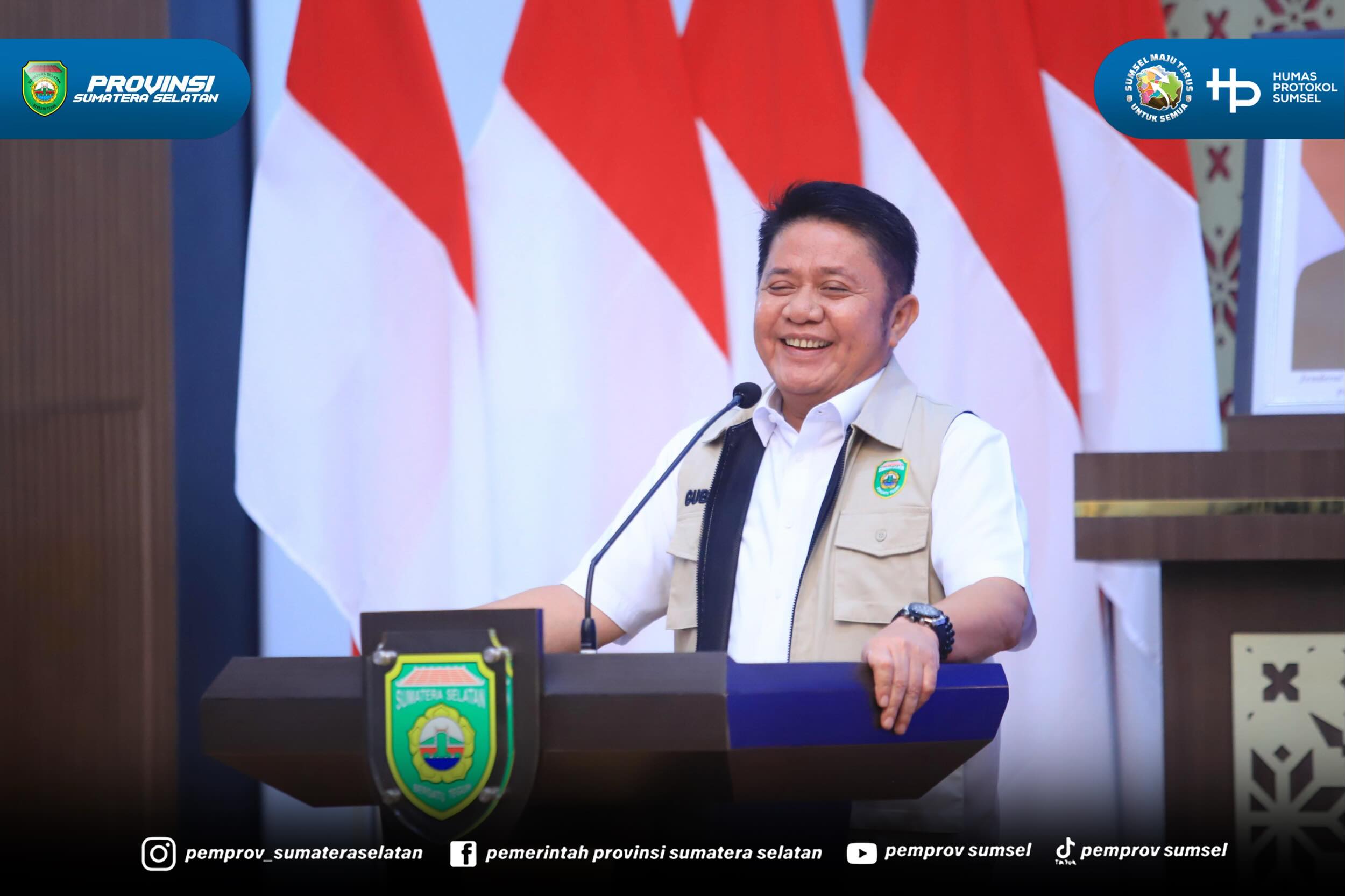 PALEMBANG – Gubernur Sumatera Selatan (Sumsel) Herman Deru menyerahkan Surat Pelaksana Tugas (Plt) Bupati Muara Enim kepada Wakil Bupati Muara Enim, Sumarni, sekaligus memberikan pengarahan kepada Forkopimda dan perangkat daerah di lingkungan Peme...