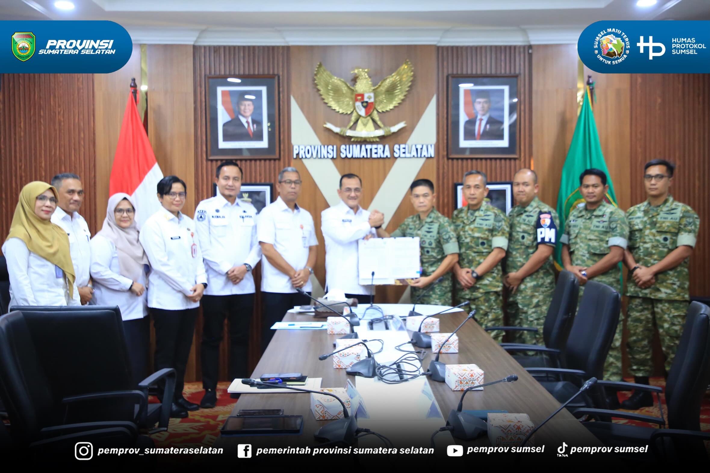 Palembang - Sekretaris Daerah Pemerintah Provinsi Dr. H. Edward Candra bersama Komandan Lanud Sri Mulyono Herlambang Kolonel Pnb Zulfikri Arif Purba menandatangani kerjasama pengelolaan Barang Milik Daerah di Ruang Rapat Setda Pemerintah Provinsi...
