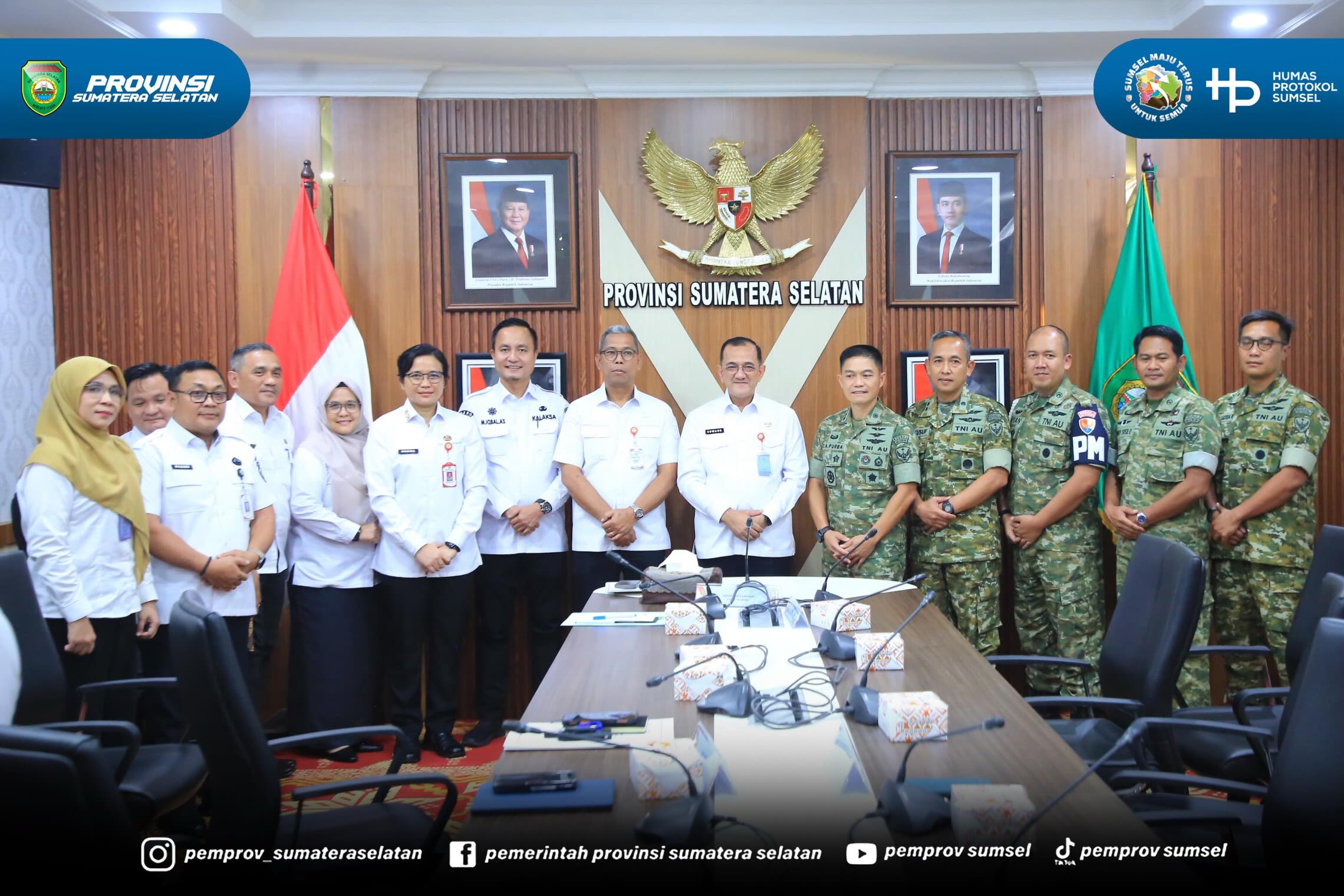 Palembang - Sekretaris Daerah Pemerintah Provinsi Dr. H. Edward Candra bersama Komandan Lanud Sri Mulyono Herlambang Kolonel Pnb Zulfikri Arif Purba menandatangani kerjasama pengelolaan Barang Milik Daerah di Ruang Rapat Setda Pemerintah Provinsi...