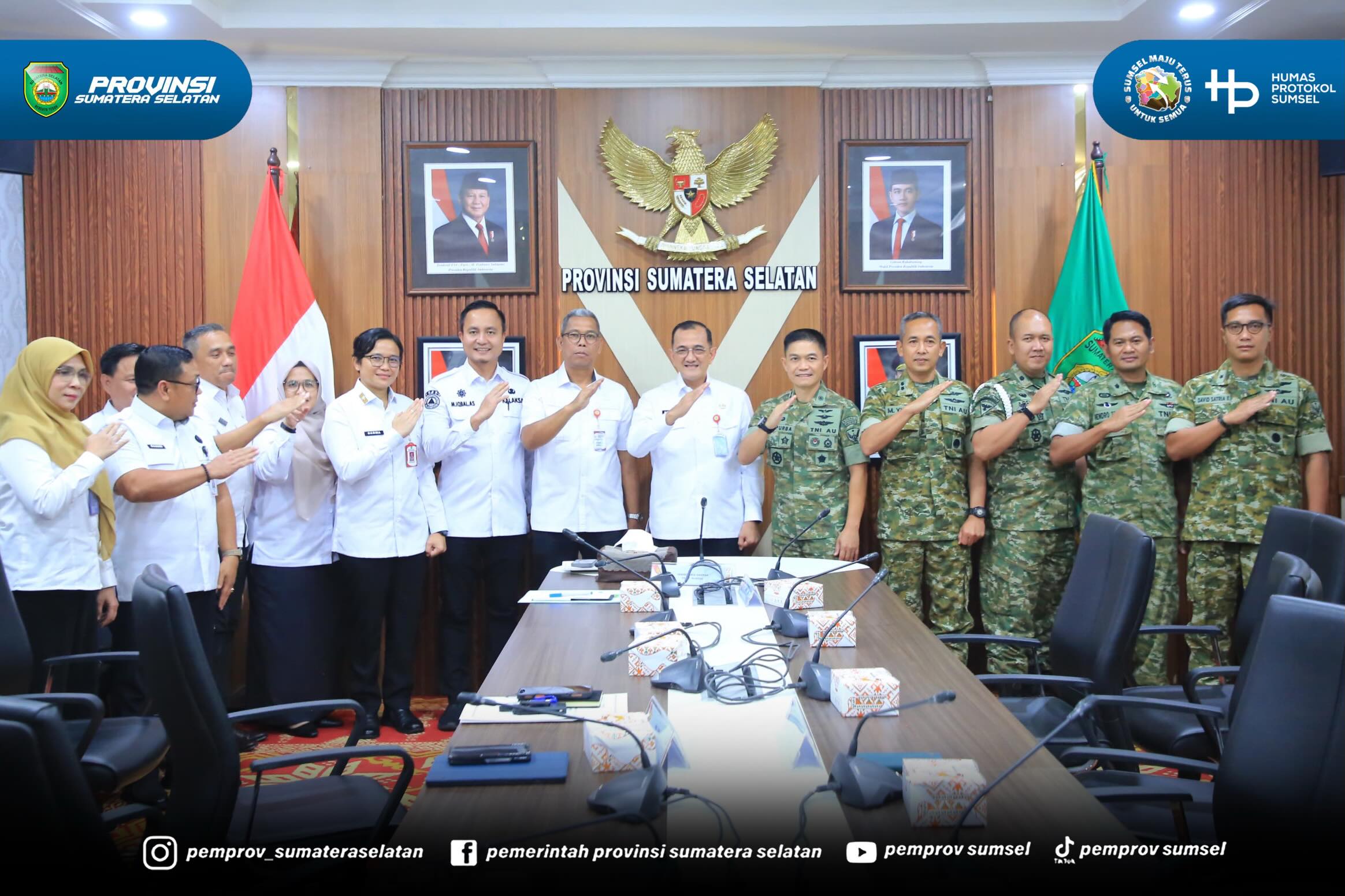 Palembang - Sekretaris Daerah Pemerintah Provinsi Dr. H. Edward Candra bersama Komandan Lanud Sri Mulyono Herlambang Kolonel Pnb Zulfikri Arif Purba menandatangani kerjasama pengelolaan Barang Milik Daerah di Ruang Rapat Setda Pemerintah Provinsi...