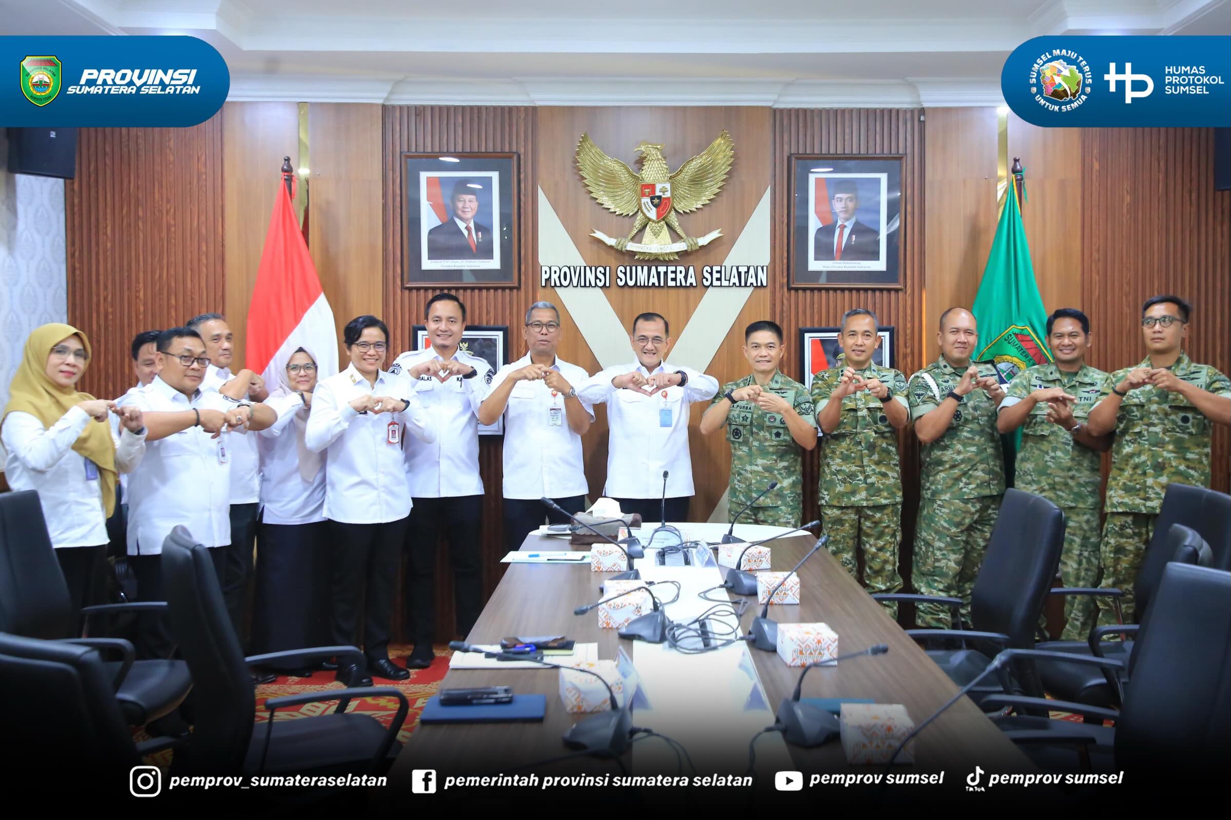 Palembang - Sekretaris Daerah Pemerintah Provinsi Dr. H. Edward Candra bersama Komandan Lanud Sri Mulyono Herlambang Kolonel Pnb Zulfikri Arif Purba menandatangani kerjasama pengelolaan Barang Milik Daerah di Ruang Rapat Setda Pemerintah Provinsi...