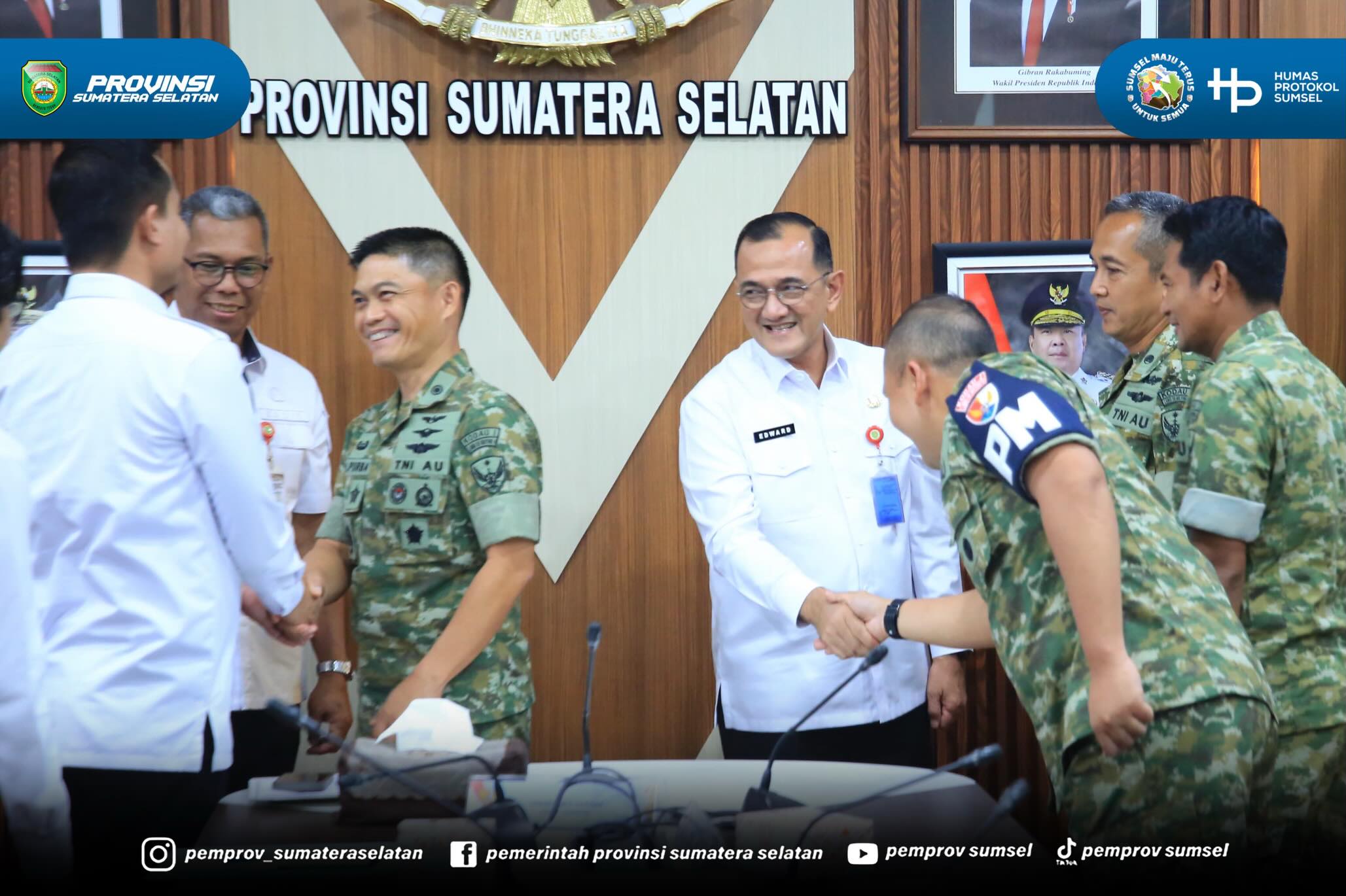 Palembang - Sekretaris Daerah Pemerintah Provinsi Dr. H. Edward Candra bersama Komandan Lanud Sri Mulyono Herlambang Kolonel Pnb Zulfikri Arif Purba menandatangani kerjasama pengelolaan Barang Milik Daerah di Ruang Rapat Setda Pemerintah Provinsi...