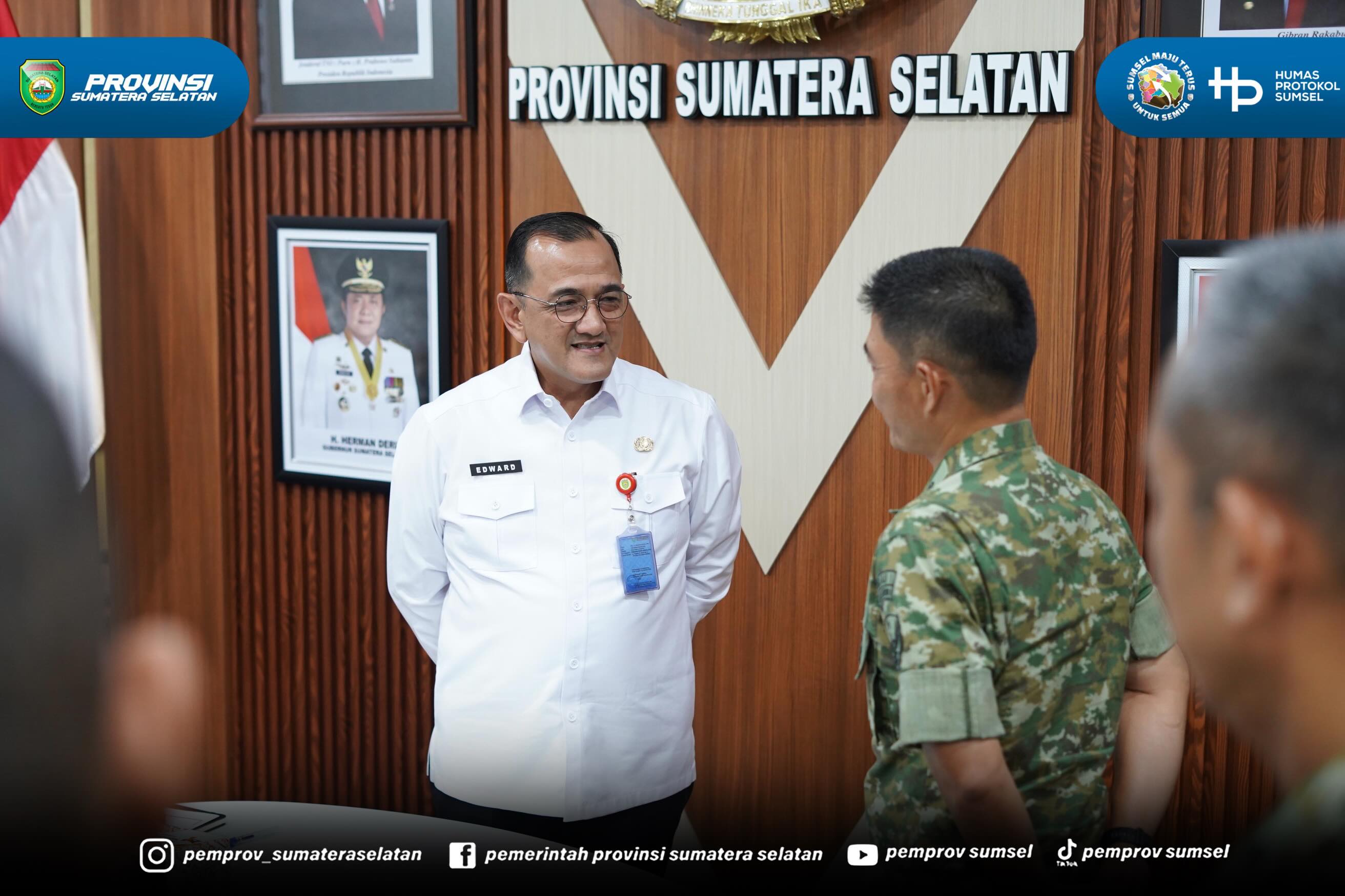 Palembang - Sekretaris Daerah Pemerintah Provinsi Dr. H. Edward Candra bersama Komandan Lanud Sri Mulyono Herlambang Kolonel Pnb Zulfikri Arif Purba menandatangani kerjasama pengelolaan Barang Milik Daerah di Ruang Rapat Setda Pemerintah Provinsi...