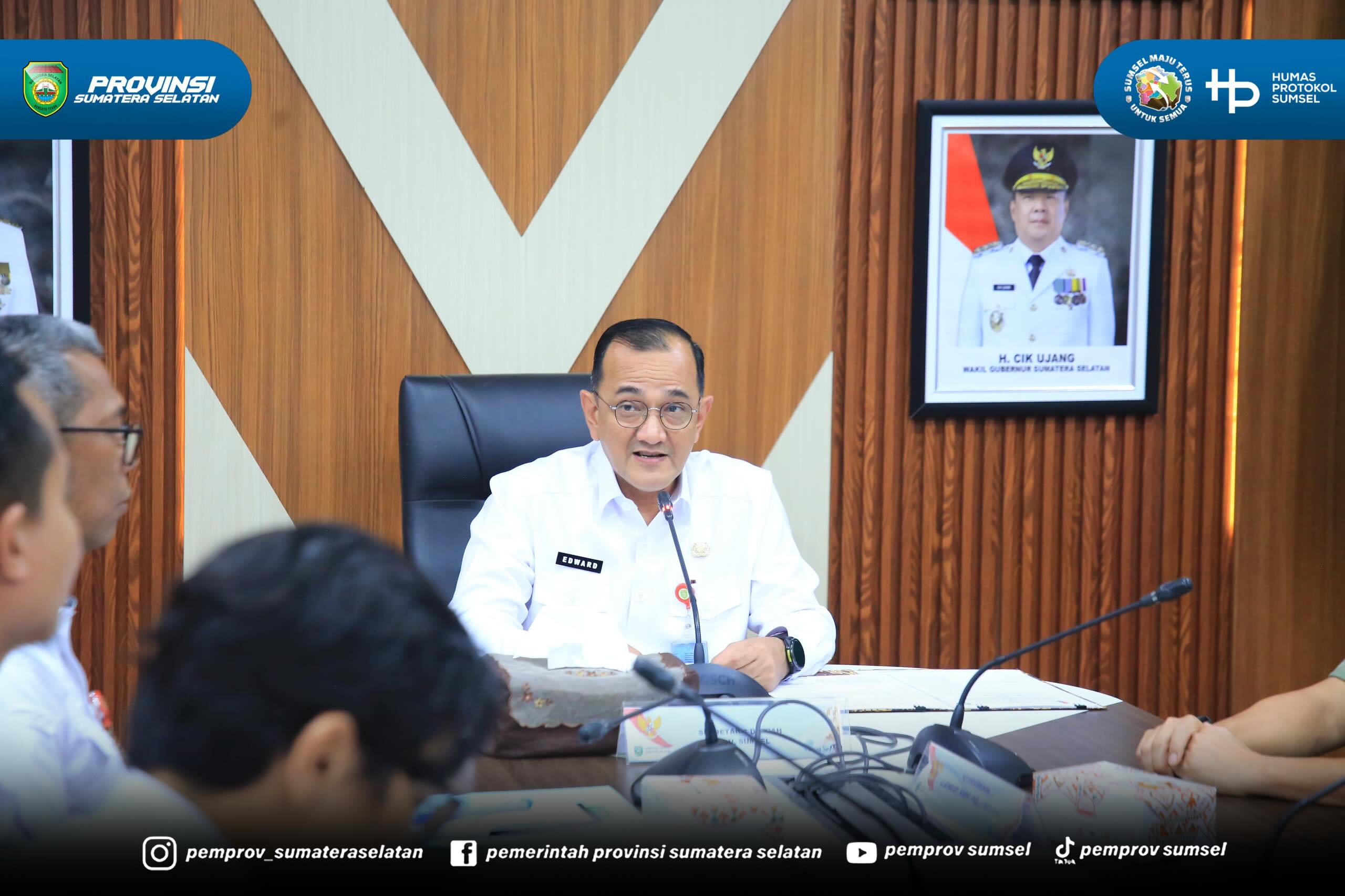 Palembang - Sekretaris Daerah Pemerintah Provinsi Dr. H. Edward Candra bersama Komandan Lanud Sri Mulyono Herlambang Kolonel Pnb Zulfikri Arif Purba menandatangani kerjasama pengelolaan Barang Milik Daerah di Ruang Rapat Setda Pemerintah Provinsi...