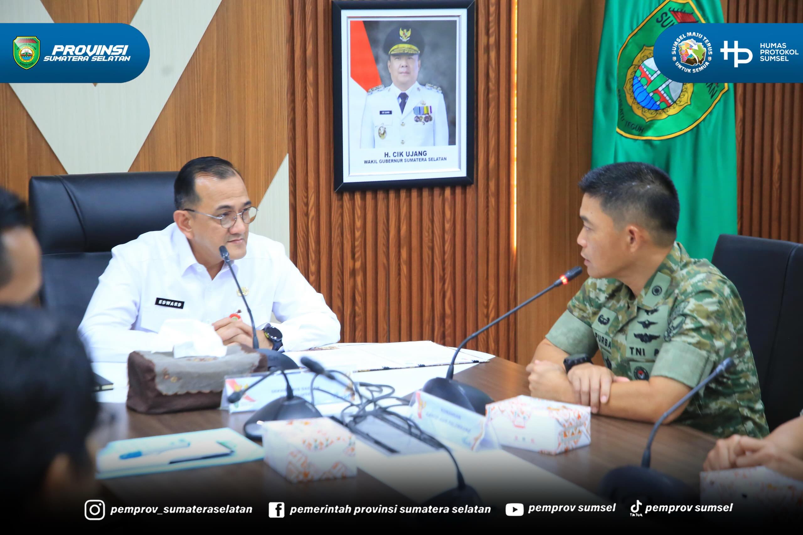 Palembang - Sekretaris Daerah Pemerintah Provinsi Dr. H. Edward Candra bersama Komandan Lanud Sri Mulyono Herlambang Kolonel Pnb Zulfikri Arif Purba menandatangani kerjasama pengelolaan Barang Milik Daerah di Ruang Rapat Setda Pemerintah Provinsi...