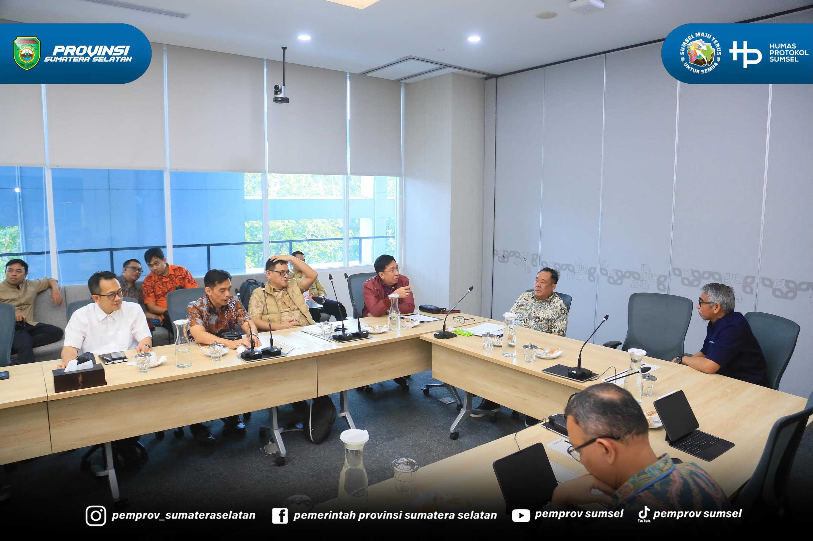 Jakarta - Wakil Gubernur Sumsel H. Cik Ujang menghadiri Rapat Pembahasan Konsorsium. Dan Penyiapan Badan Usaha Pelaksana (BUP) diselenggarakan oleh PT. Pelindo di Ruang Rapat Amanah Lantai 3 Pelindo Tower Jakarta, Jumat (12/6/2026).