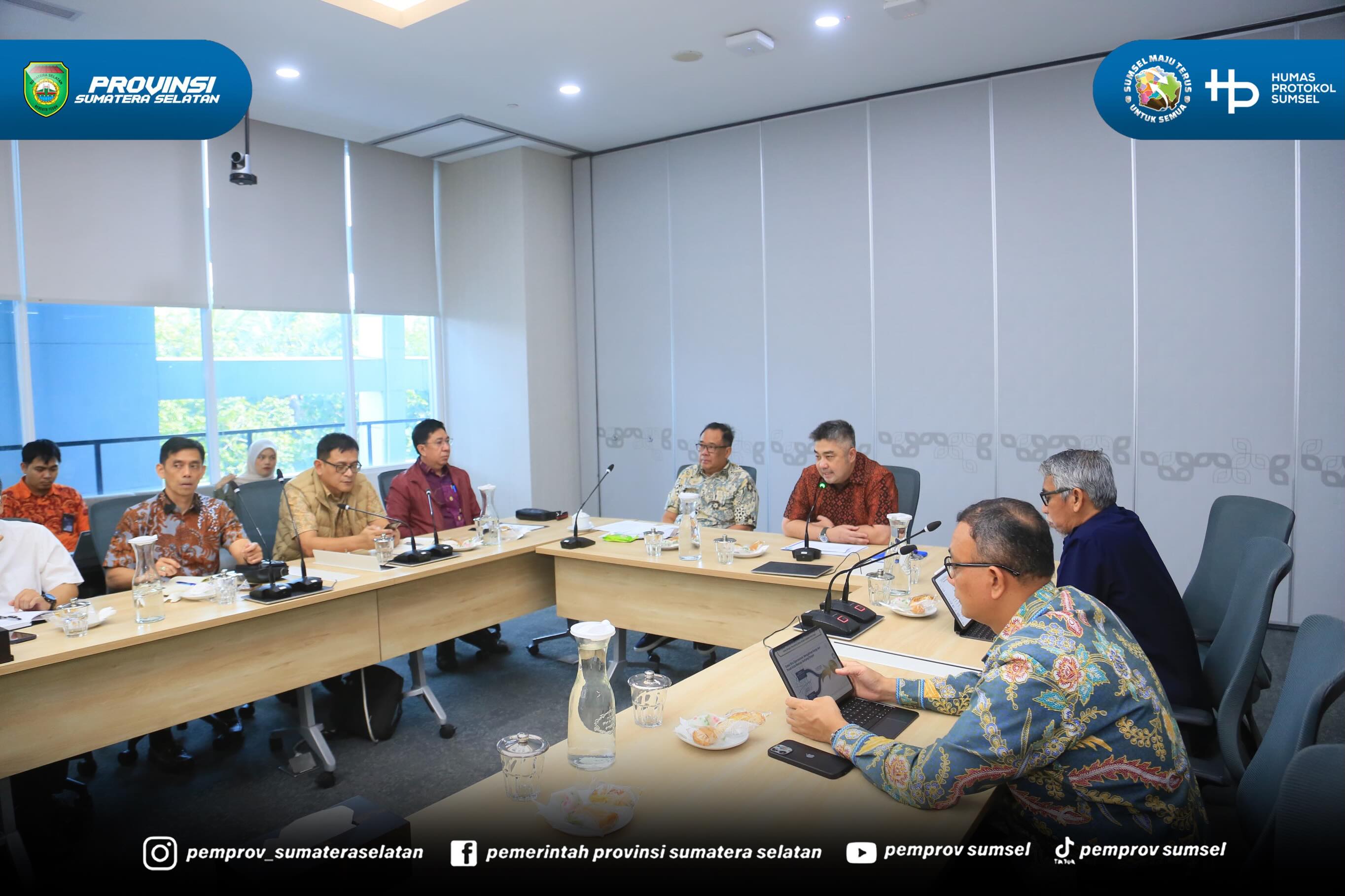 Jakarta - Wakil Gubernur Sumsel H. Cik Ujang menghadiri Rapat Pembahasan Konsorsium. Dan Penyiapan Badan Usaha Pelaksana (BUP) diselenggarakan oleh PT. Pelindo di Ruang Rapat Amanah Lantai 3 Pelindo Tower Jakarta, Jumat (12/6/2026).