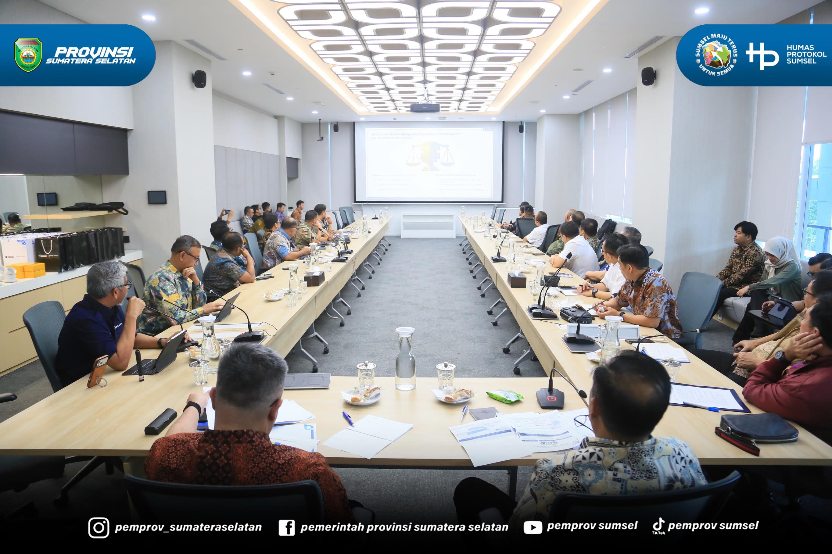 Jakarta - Wakil Gubernur Sumsel H. Cik Ujang menghadiri Rapat Pembahasan Konsorsium. Dan Penyiapan Badan Usaha Pelaksana (BUP) diselenggarakan oleh PT. Pelindo di Ruang Rapat Amanah Lantai 3 Pelindo Tower Jakarta, Jumat (12/6/2026).