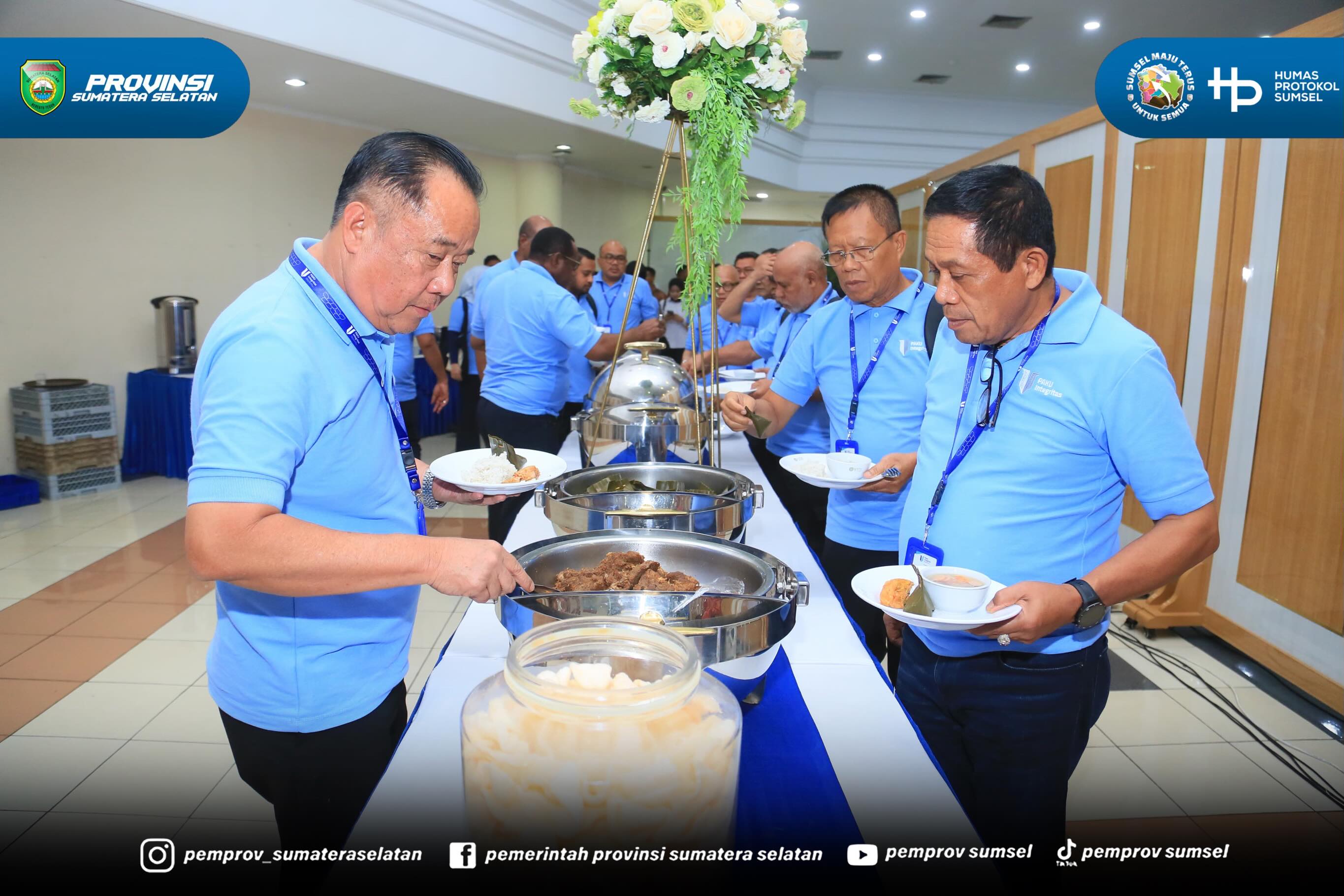 Jakarta - Wakil Gubernur Sumsel H. Cik Ujang menunaikan salat sebelum melanjutkan kegiatan Penguatan Anti Korupsi Integritas 2026 yang diselenggarakan Komisi Pemberantasan Korupsi, Kamis (11/6/2026)