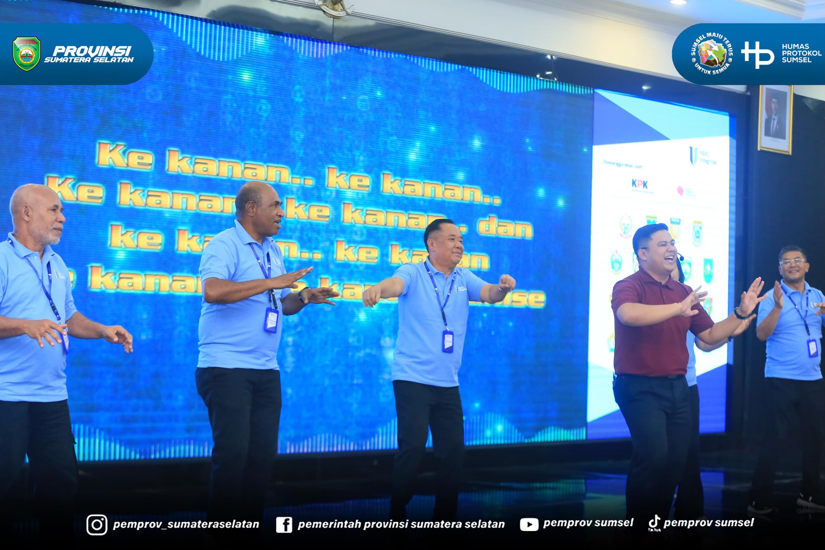 Jakarta - Wakil Gubernur Sumsel H. Cik Ujang menunaikan salat sebelum melanjutkan kegiatan Penguatan Anti Korupsi Integritas 2026 yang diselenggarakan Komisi Pemberantasan Korupsi, Kamis (11/6/2026)