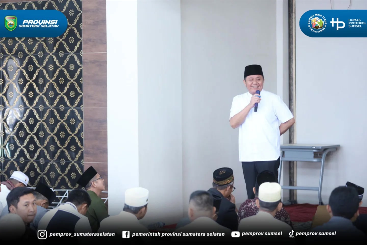 Palembang – Gubernur Sumatera Selatan (Sumsel) H. Herman Deru melaksanakan ibadah Sholat Jumat berjamaah bersama masyarakat di Masjid Fajrul Falah, Jalan Lubuk Bakung, Kelurahan Siring Agung, Kecamatan Ilir Barat I, Palembang, Jumat (12/6/2026).