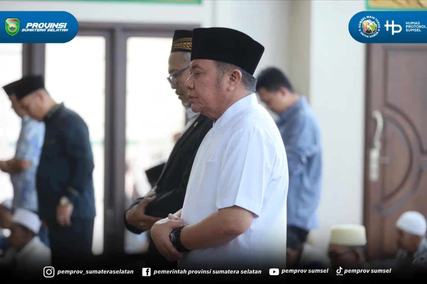 Palembang – Gubernur Sumatera Selatan (Sumsel) H. Herman Deru melaksanakan ibadah Sholat Jumat berjamaah bersama masyarakat di Masjid Fajrul Falah, Jalan Lubuk Bakung, Kelurahan Siring Agung, Kecamatan Ilir Barat I, Palembang, Jumat (12/6/2026).