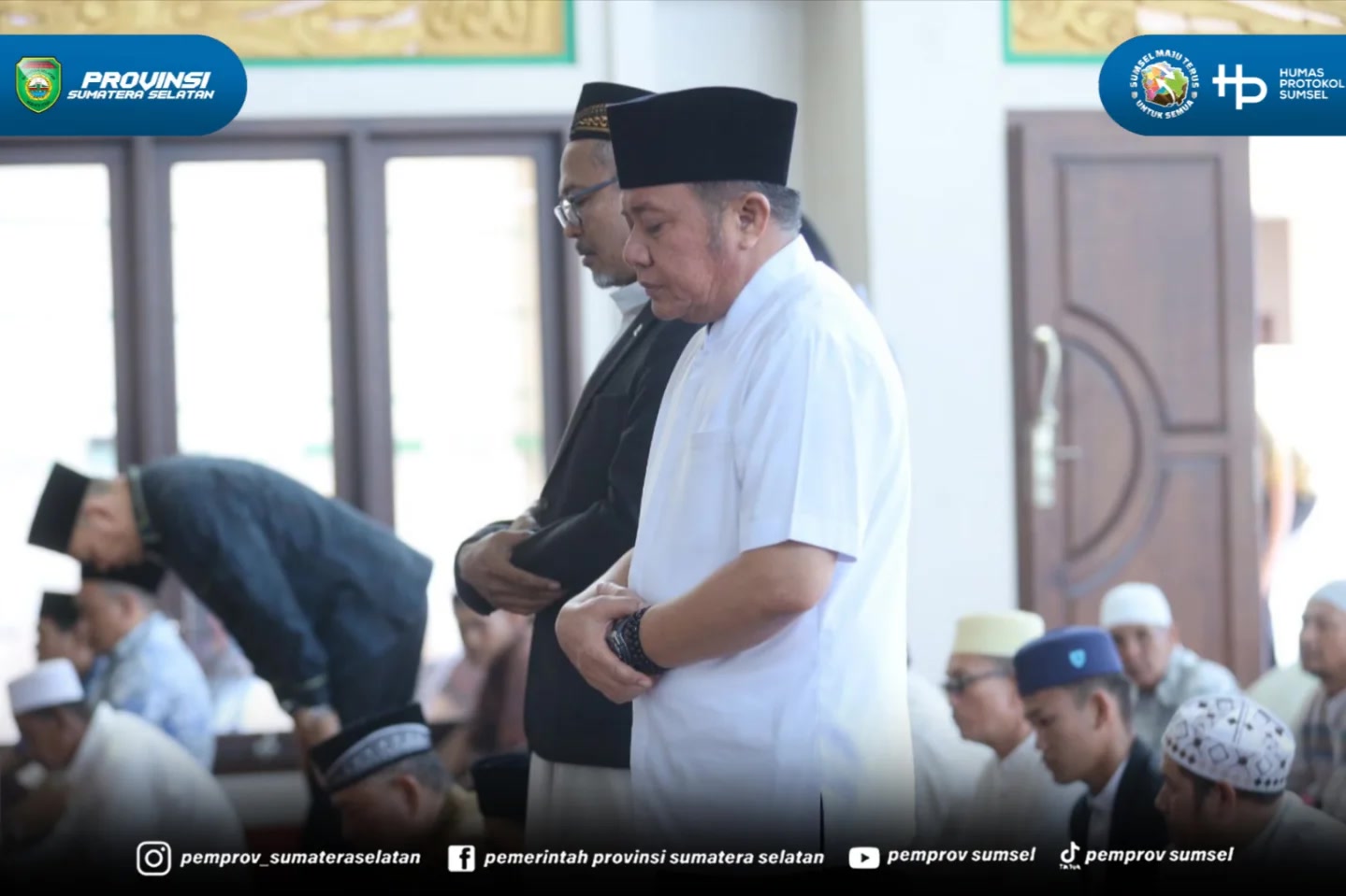 Palembang – Gubernur Sumatera Selatan (Sumsel) H. Herman Deru melaksanakan ibadah Sholat Jumat berjamaah bersama masyarakat di Masjid Fajrul Falah, Jalan Lubuk Bakung, Kelurahan Siring Agung, Kecamatan Ilir Barat I, Palembang, Jumat (12/6/2026).