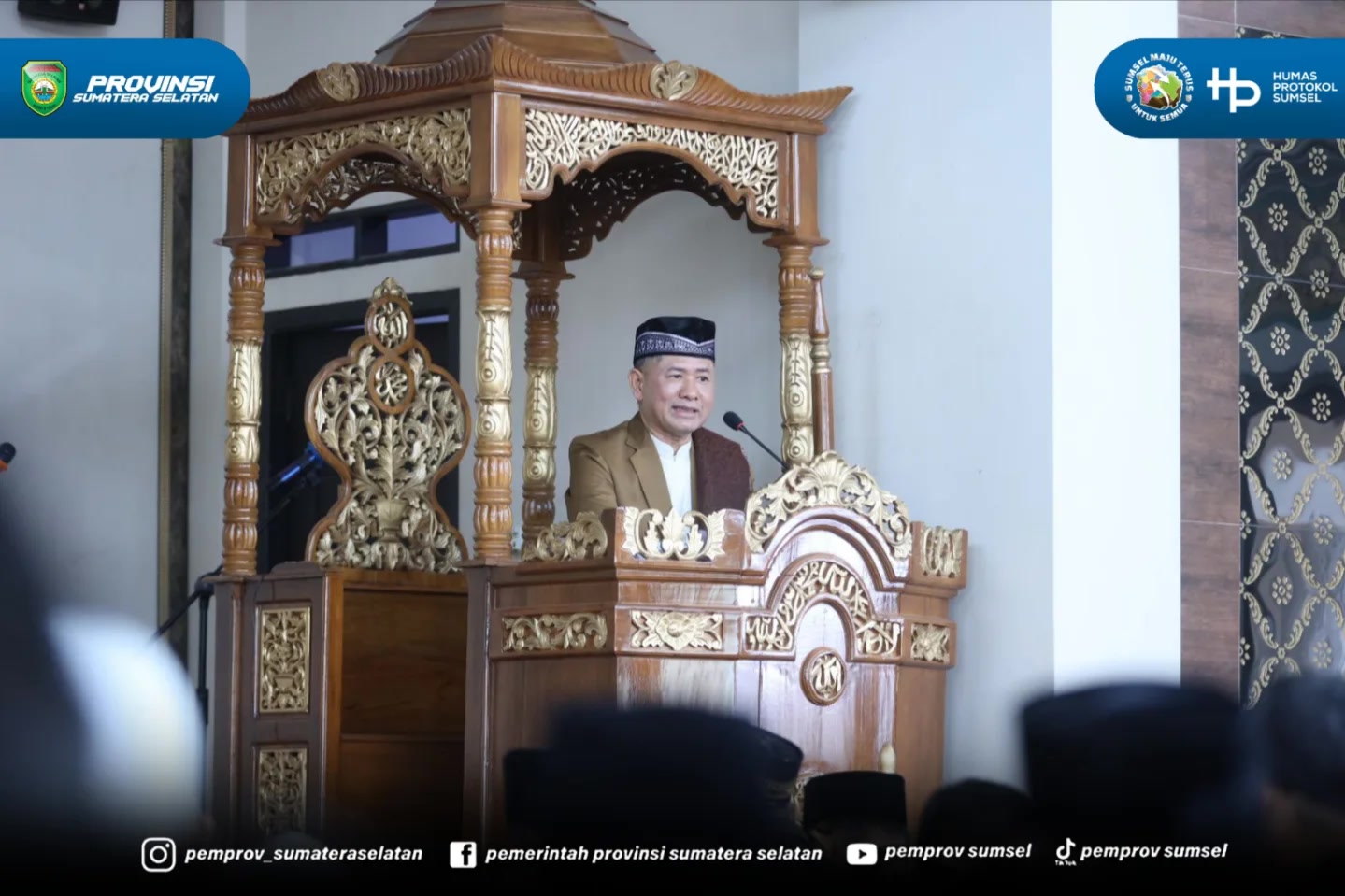 Palembang – Gubernur Sumatera Selatan (Sumsel) H. Herman Deru melaksanakan ibadah Sholat Jumat berjamaah bersama masyarakat di Masjid Fajrul Falah, Jalan Lubuk Bakung, Kelurahan Siring Agung, Kecamatan Ilir Barat I, Palembang, Jumat (12/6/2026).