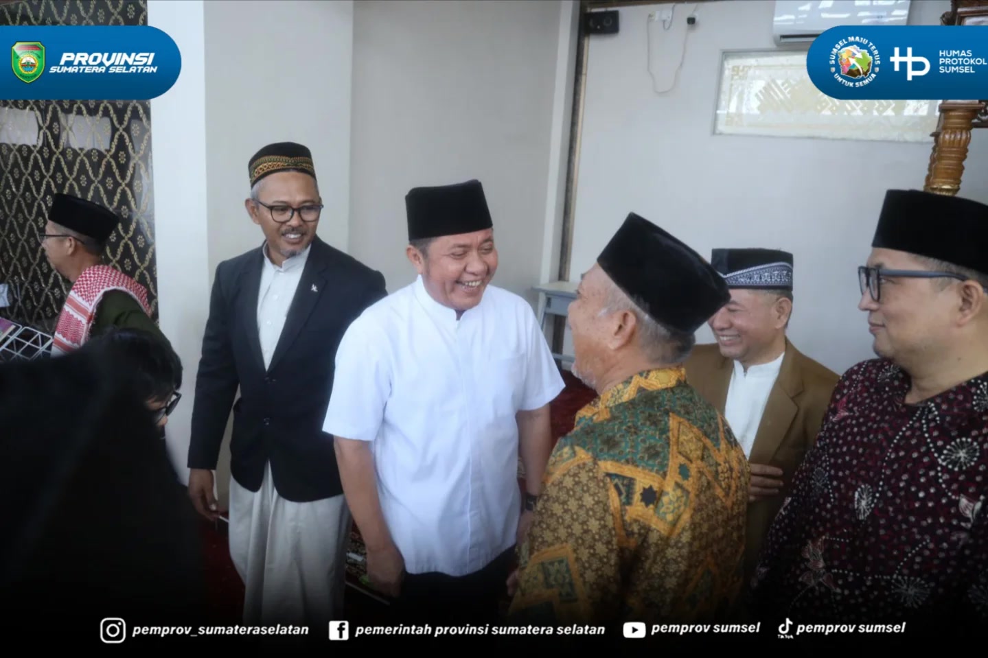 Palembang – Gubernur Sumatera Selatan (Sumsel) H. Herman Deru melaksanakan ibadah Sholat Jumat berjamaah bersama masyarakat di Masjid Fajrul Falah, Jalan Lubuk Bakung, Kelurahan Siring Agung, Kecamatan Ilir Barat I, Palembang, Jumat (12/6/2026).