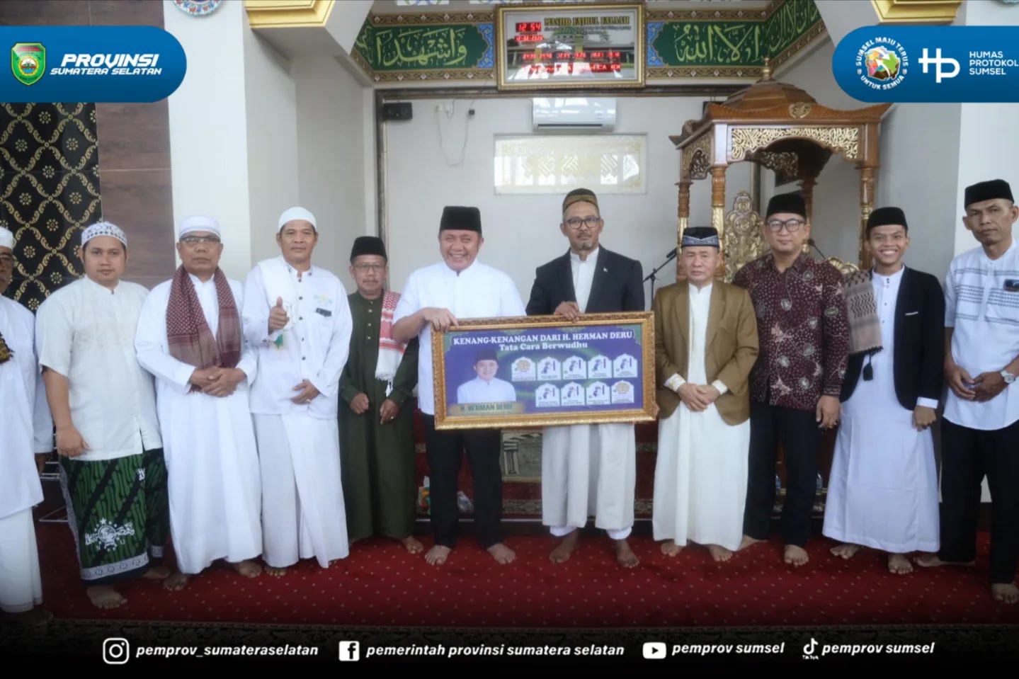 Palembang – Gubernur Sumatera Selatan (Sumsel) H. Herman Deru melaksanakan ibadah Sholat Jumat berjamaah bersama masyarakat di Masjid Fajrul Falah, Jalan Lubuk Bakung, Kelurahan Siring Agung, Kecamatan Ilir Barat I, Palembang, Jumat (12/6/2026).